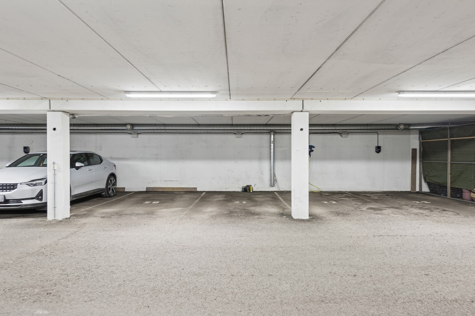 Midlertidig eksklusiv bruksretten til garasjeplass i kjeller med heisadkomst opp til boligen. Galleribilde