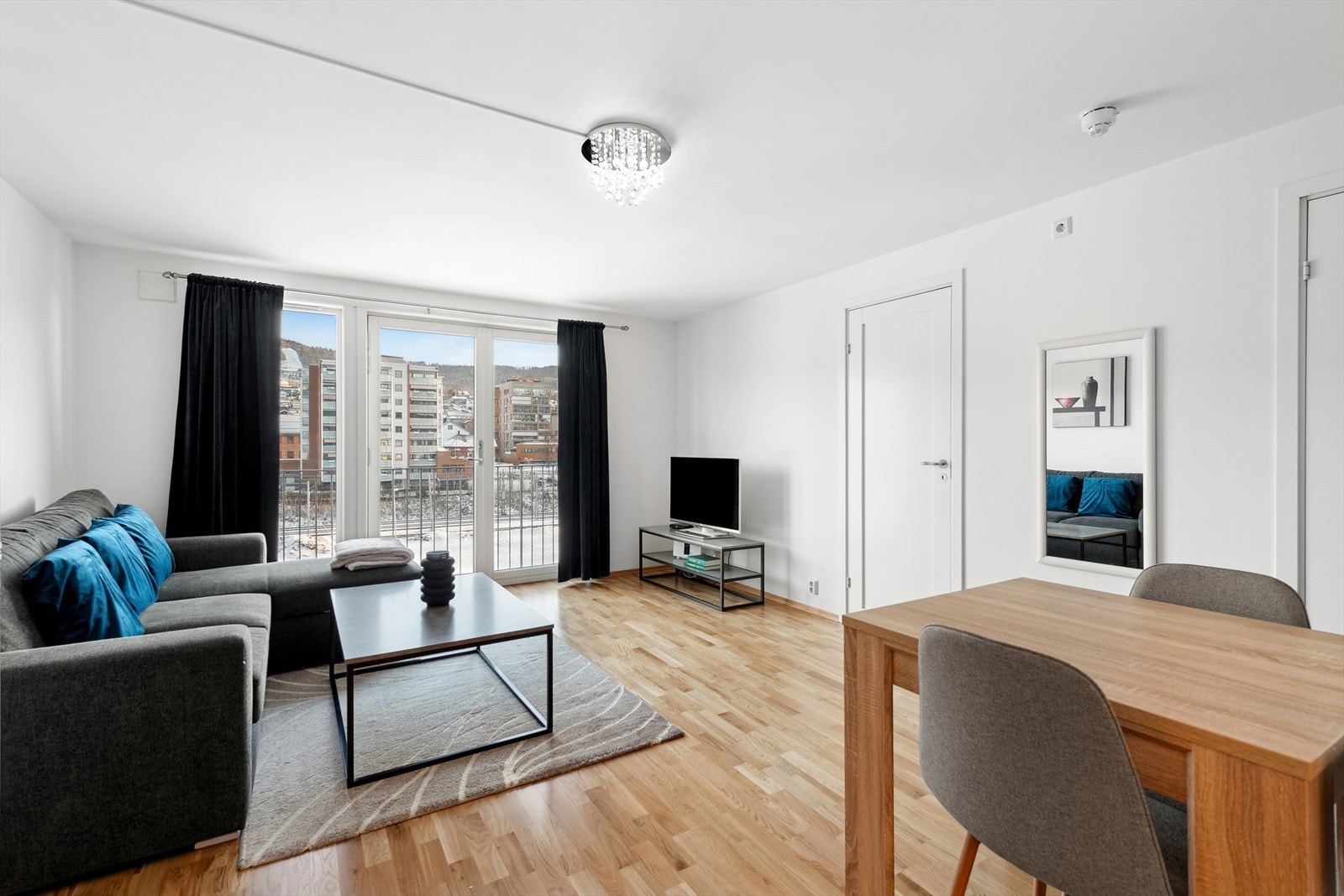 Rommet innbyr til hygge og sosiale stunder, hvor både venner og familie kan samles. Galleribilde