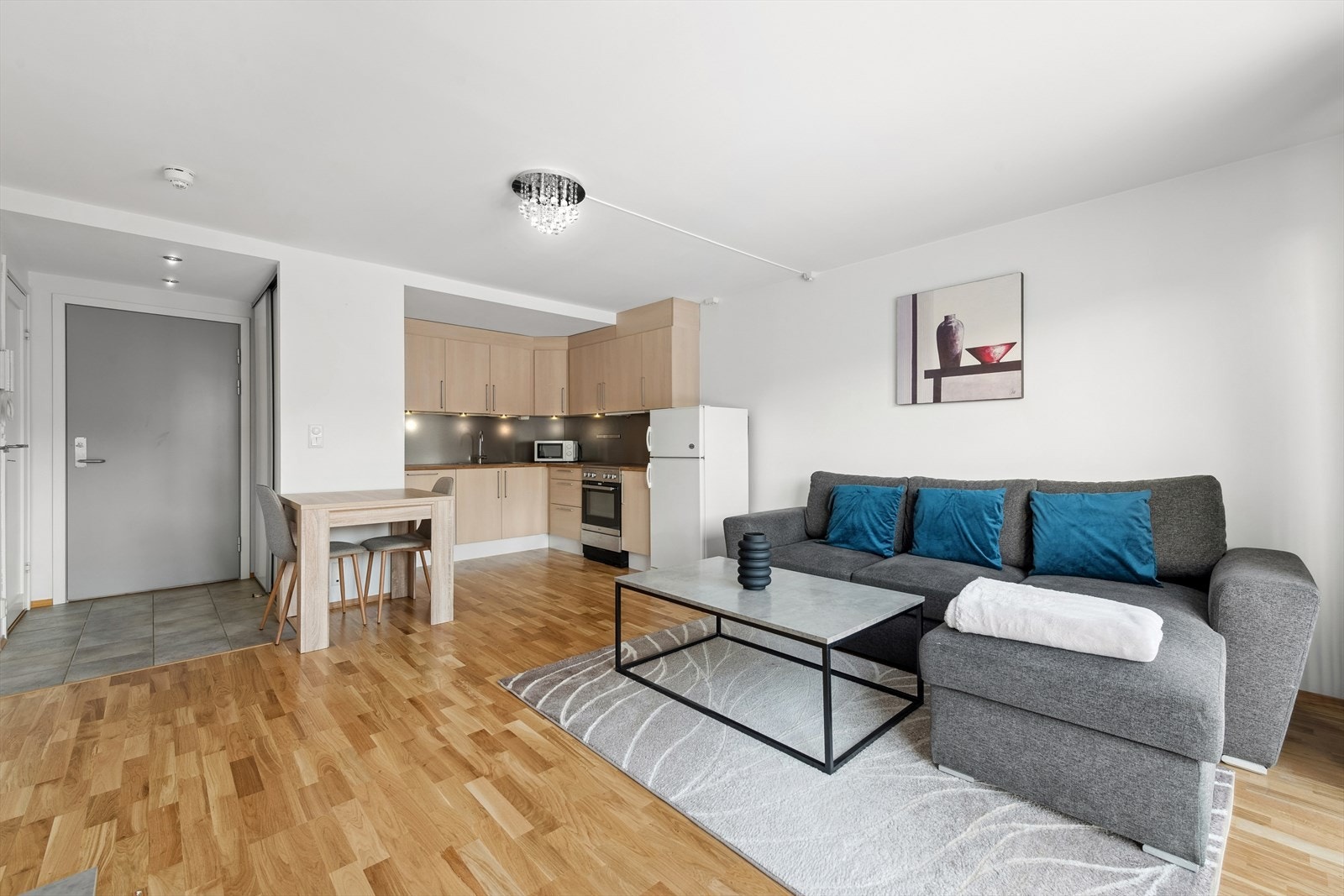 Stuen oppleves som lys og luftig med store, gode vindusflater og åpen løsning mot boligens kjøkken. Galleribilde