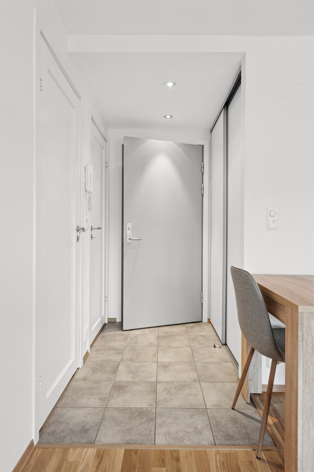 Heis i bygget tar deg enkelt opp til boligen beliggende i byggets 4. etasje. Her møtes du av en innbydende entré med varme i gulvvarme, som videre ønsker deg velkommen innover i boligen. Galleribilde