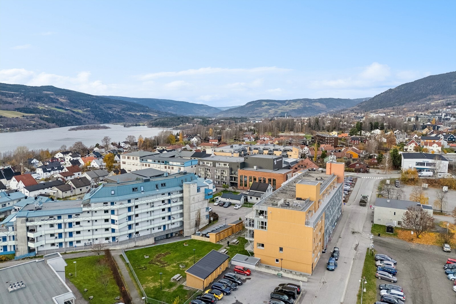 Boligen har en meget sentral og attraktiv beliggenhet litt nord og ned for Lillehammer sentrum, med god tilgang til "alt" av service- og tjenestetilbud. Galleribilde