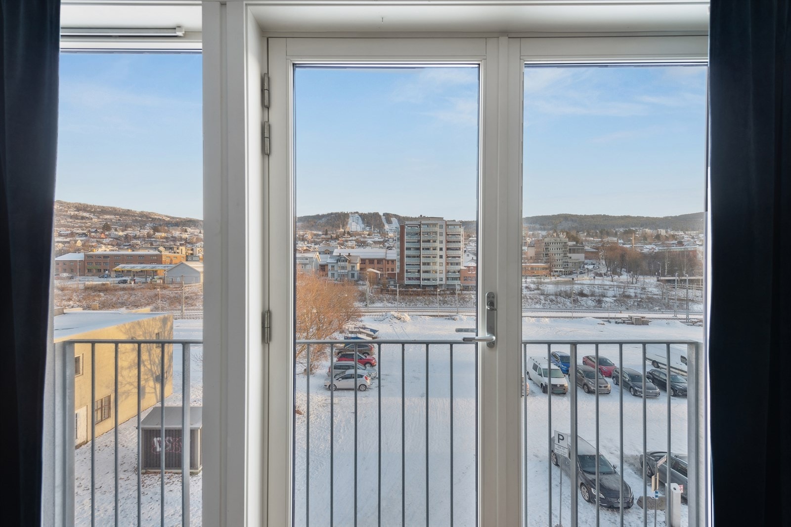 Utsikt fra stue/kjøkken. Galleribilde