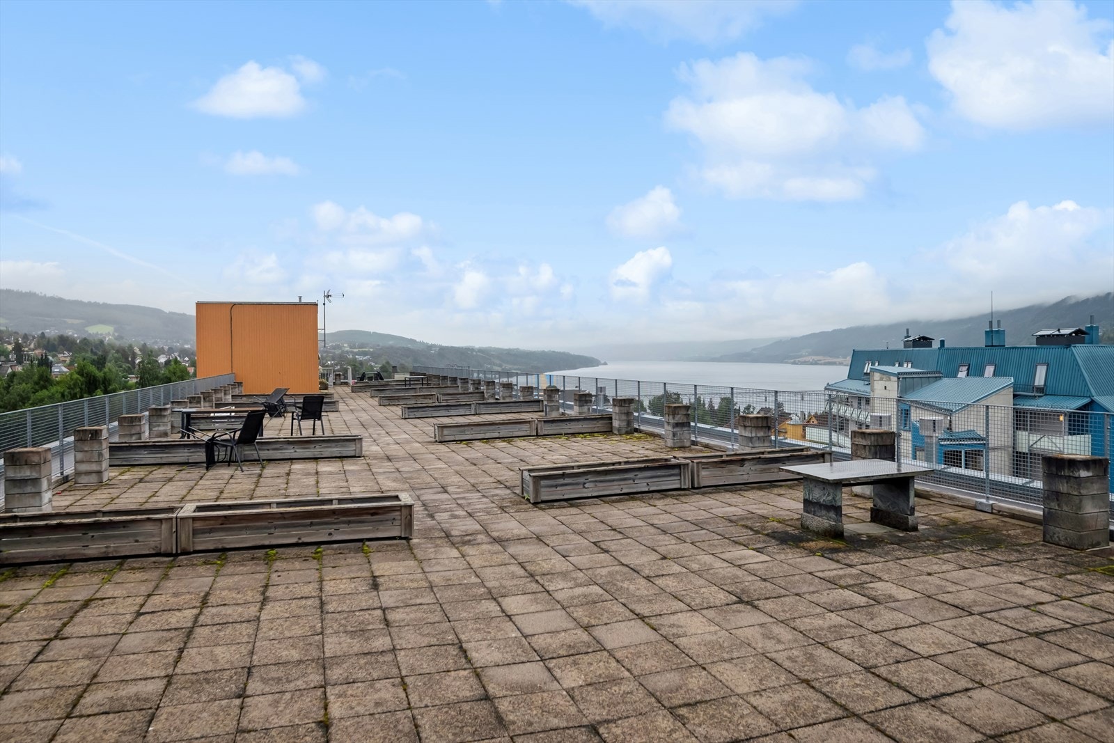 Egen tilhørende parsell på takterrassen gjør også at du enkelt kan nyte utetilværelsen på varme og solfylte sommerdager. Galleribilde