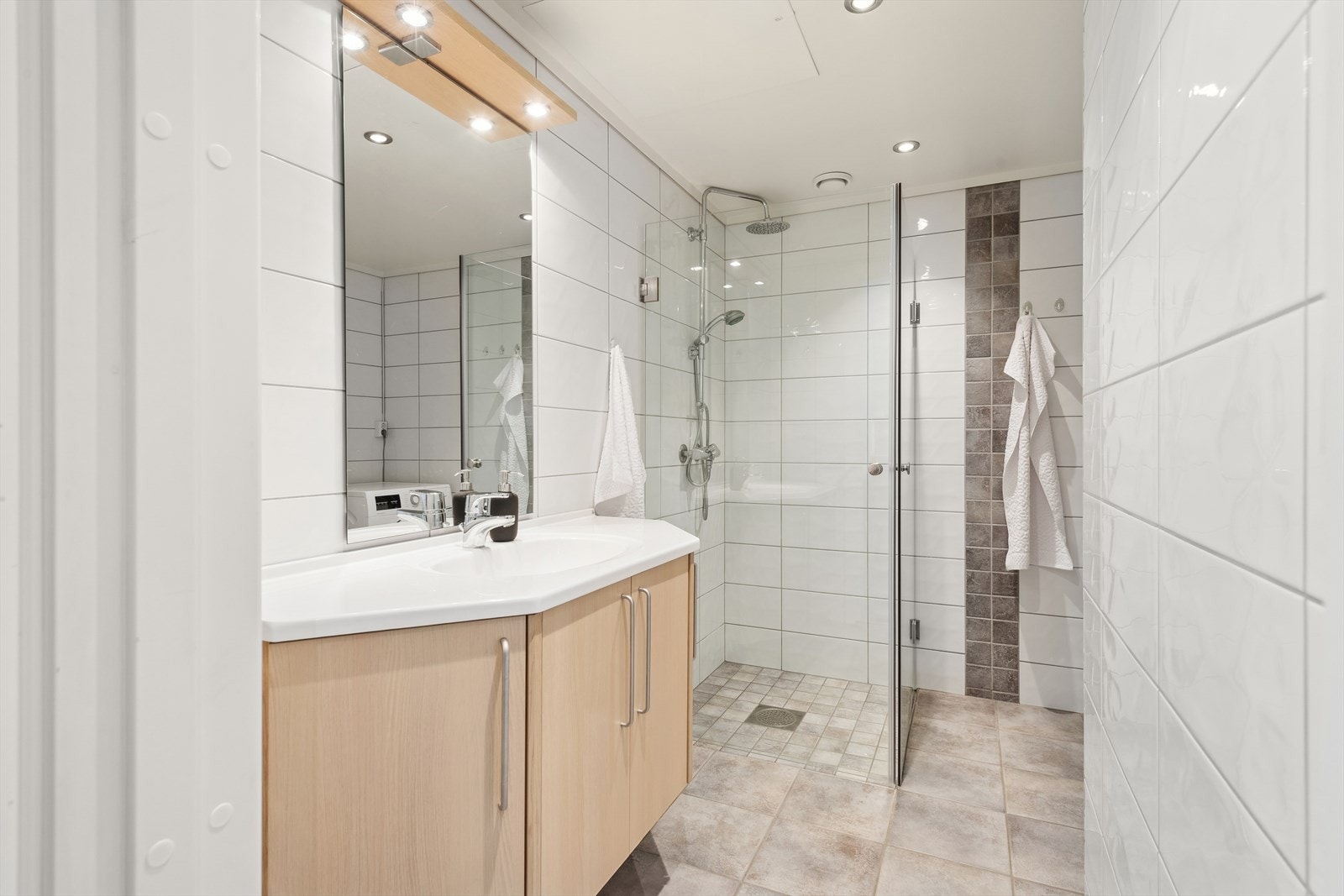 Fra kjøkken/stue er det videre god tilgang til boligens kombinerte bad og vaskerom. Galleribilde