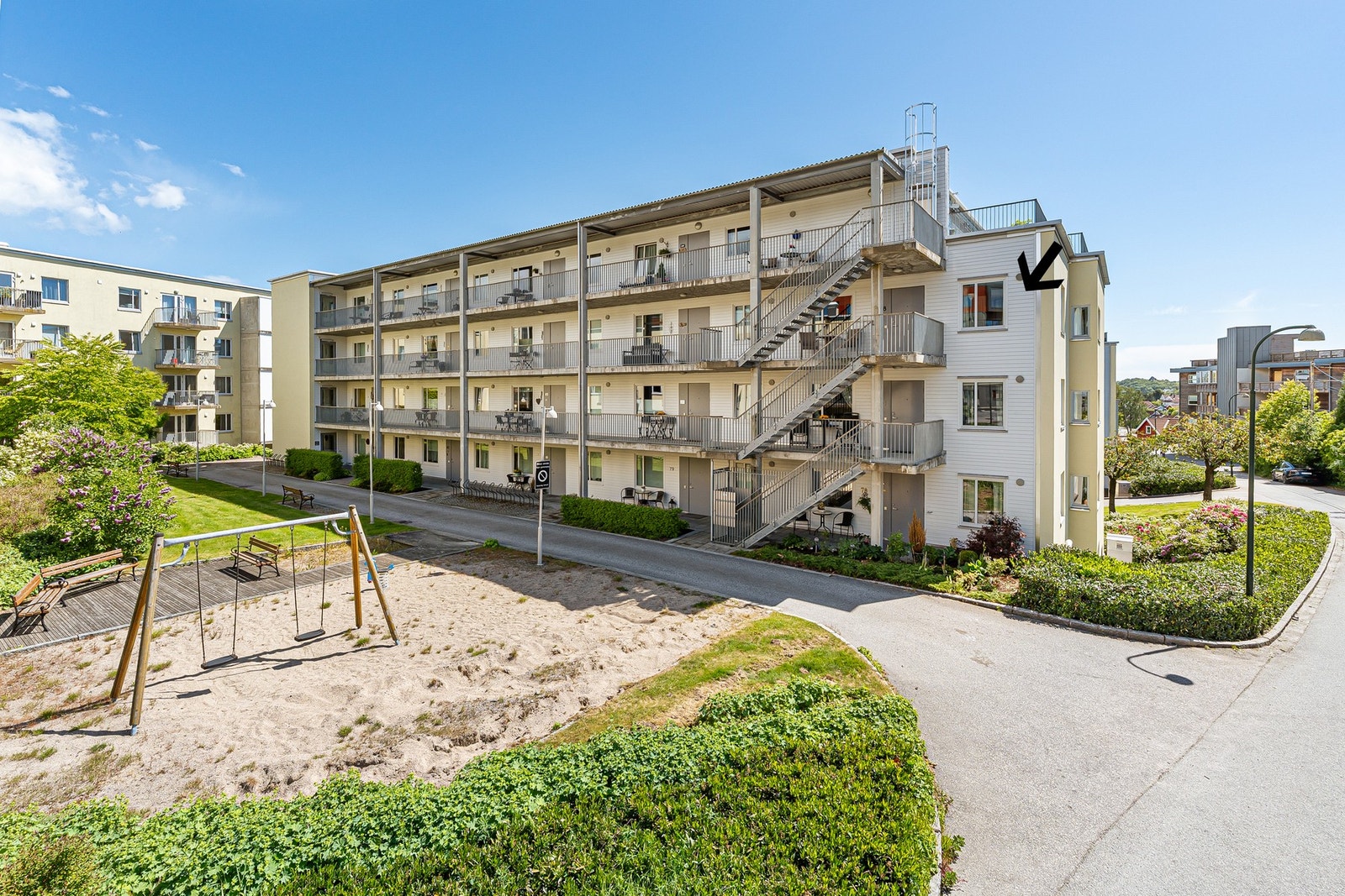 - - Velkommen til Nordre Hovedgårds vei 52 | 'Hovedgårdsparken' ligger midt i hjertet av Vågsbygd med alle fasiliteter i gåavstand | Leiligheten ligger på enden og i byggets 4.etasje med heis. Parkering i lukket garasjeanlegg - Galleribilde