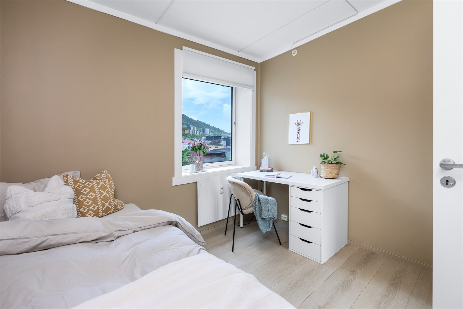 God takhøyde på soverom. Galleribilde