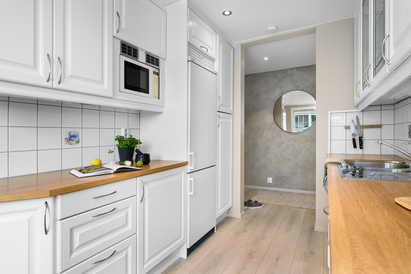 Kjøkkenet er stort med mye benkeplass. Det er backsplash av dekorfliser. Galleribilde