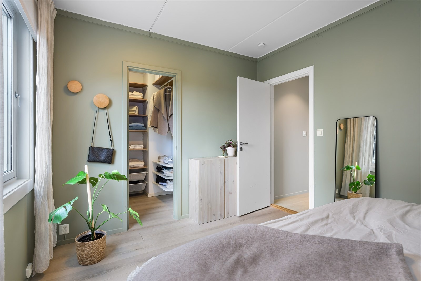 Hovedsoverom er romslig, og er malt i flotte farger. Det er eget walk in closet tilhørende soverommet som gjør det enkelt å oppbevare klær.. Galleribilde