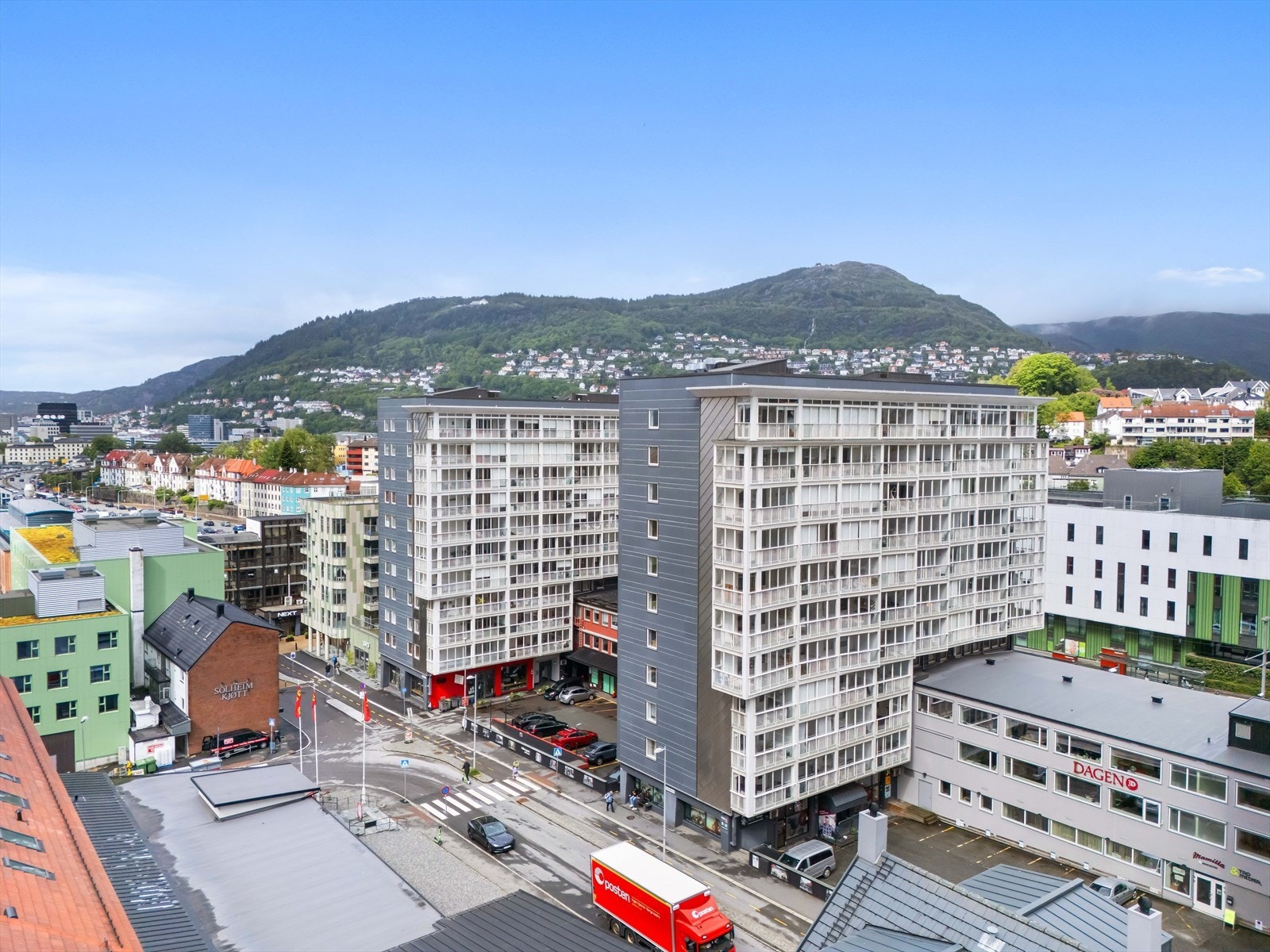 Boligen ligger meget sentralt med nærhet til butikker og offentlig transport. Galleribilde