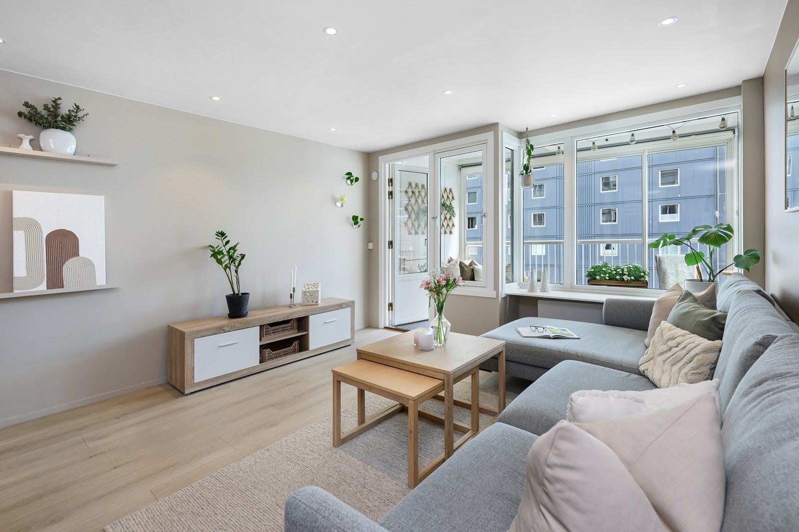 De store vinduene i front slipper inn godt med lys. Galleribilde