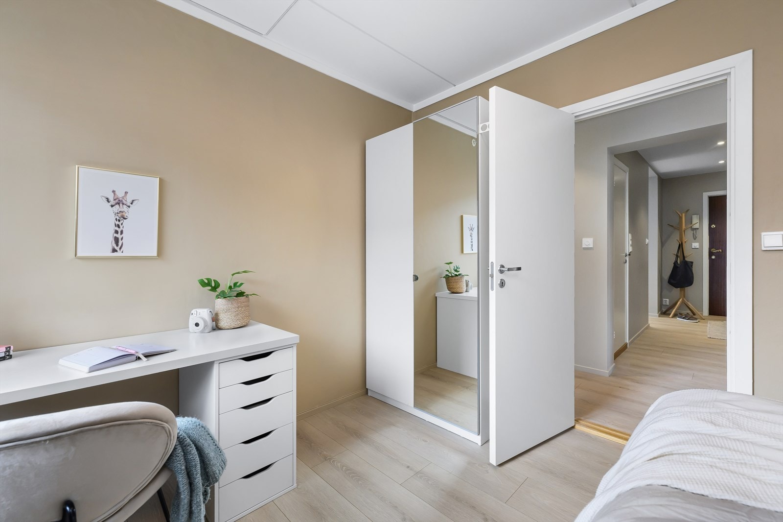 Soverom nr. 1 - Her har du god plass til oppbevaring av klær, og/eller kontorartikler. Veggene er malt i moderne farger, og det er laminat på gulvet. Galleribilde