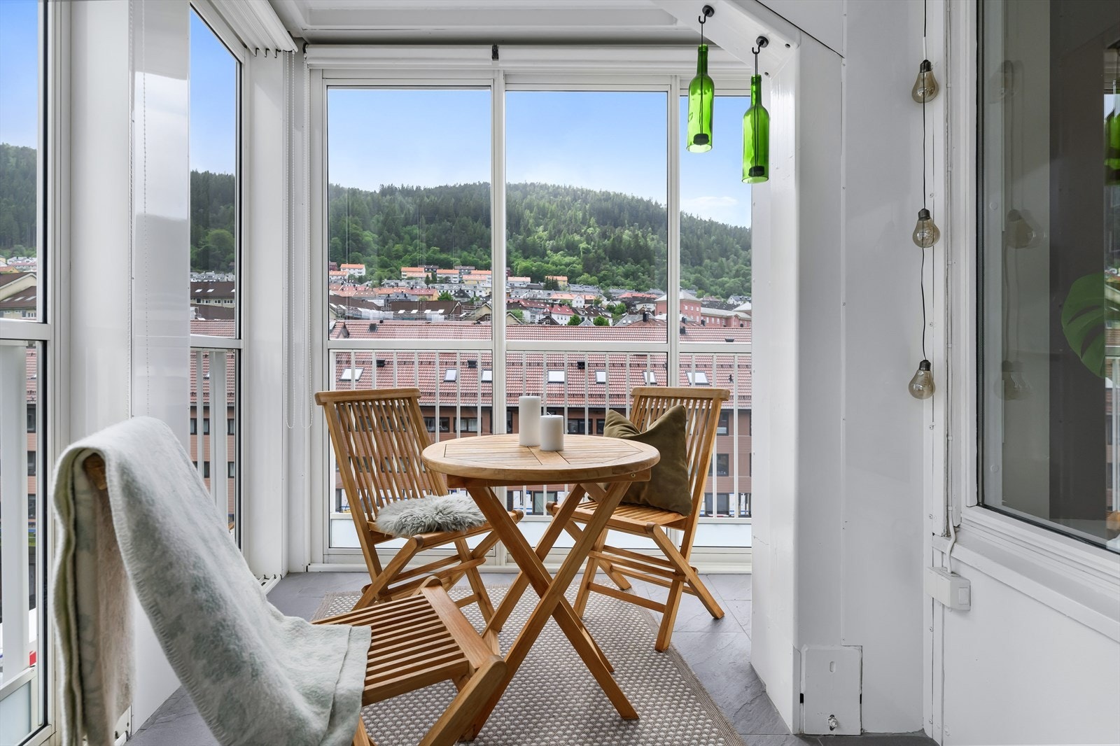 Innbydende balkong med flott utsikt over damsgårdsfjellet. Perfekt for avslapning og koselige stunder. Galleribilde