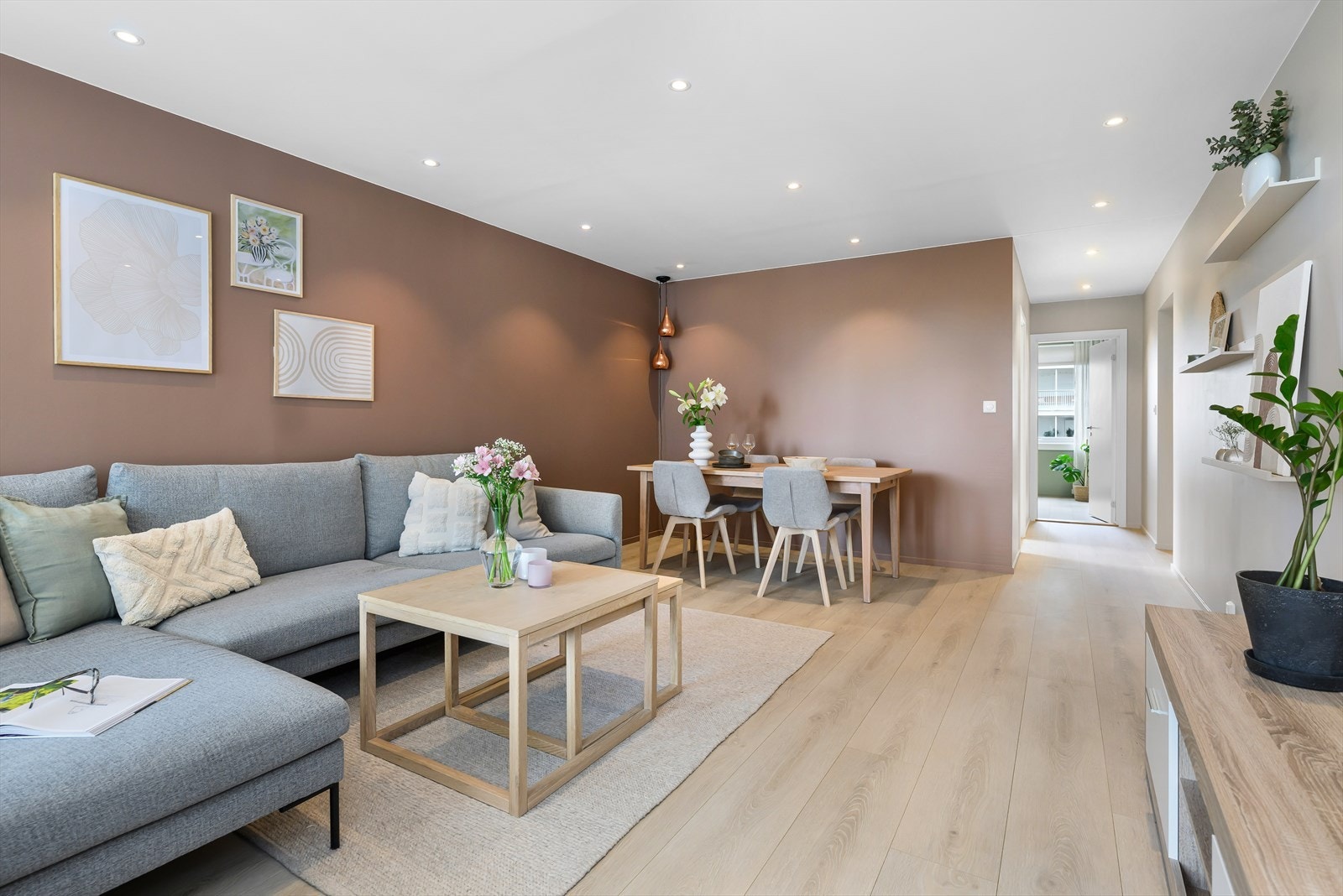 Lys og innbydende stue med god planløsning. Perfekt for både avslapning og sosiale sammenkomster. Moderne og stilrent design. Galleribilde