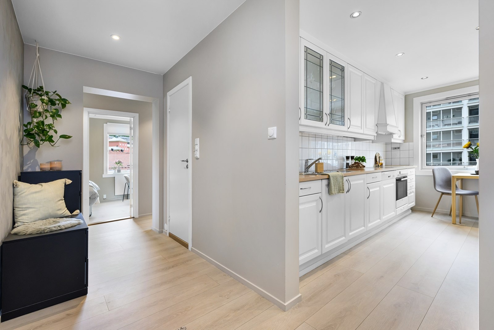 Fra entre kommer man inn til et lyst og flott kjøkken med profilerte fronter og godt med skapplass. Galleribilde