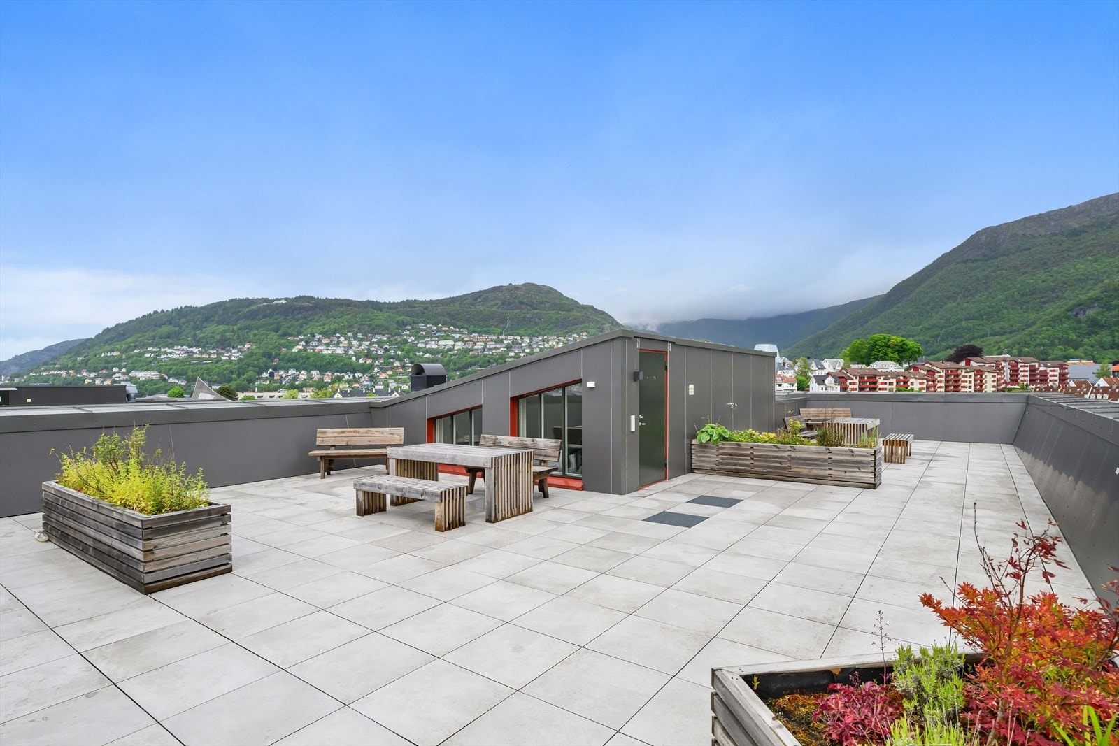 Takterrassen er oppgradert i senere tid. Her har du fantastisk 360 graders utsikt over byens fjell. Perfekt for fine dager og sosiale sammenkomster. Galleribilde