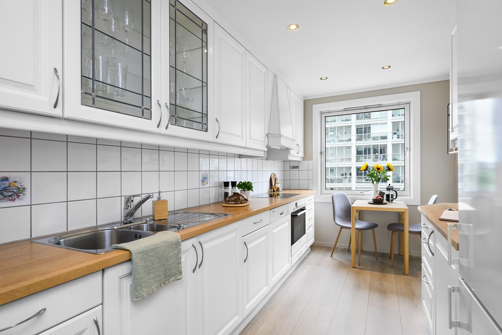 Store vinduer gir rikelig med naturlig lys. Perfekt for matlaging og sosialt samvær. Galleribilde