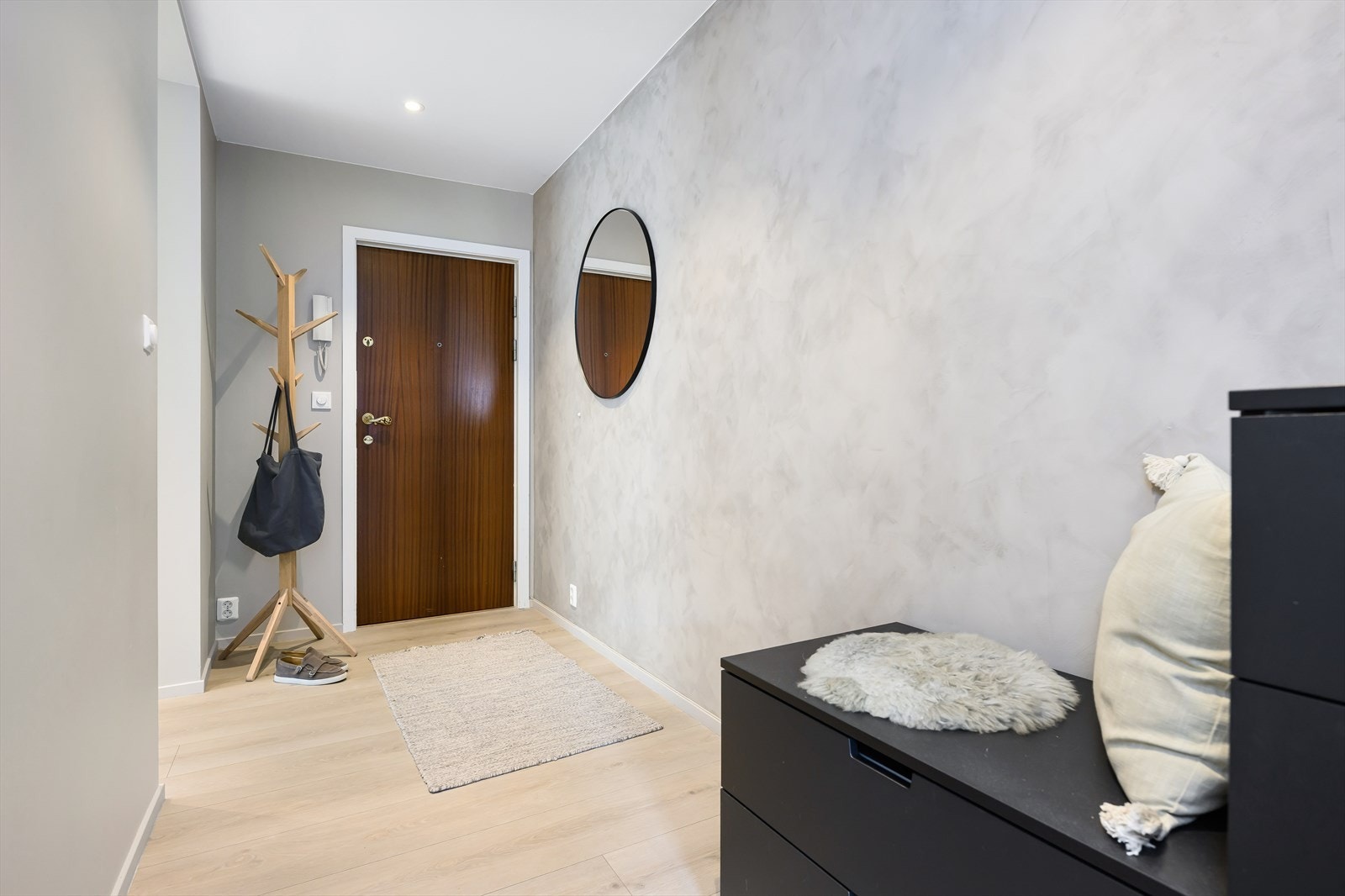 Entre har gode oppbevaringsmuligheter. Gangen er malt i tidsriktige farger og gir et moderne utrykk idet du kommer inn i boligen. Galleribilde