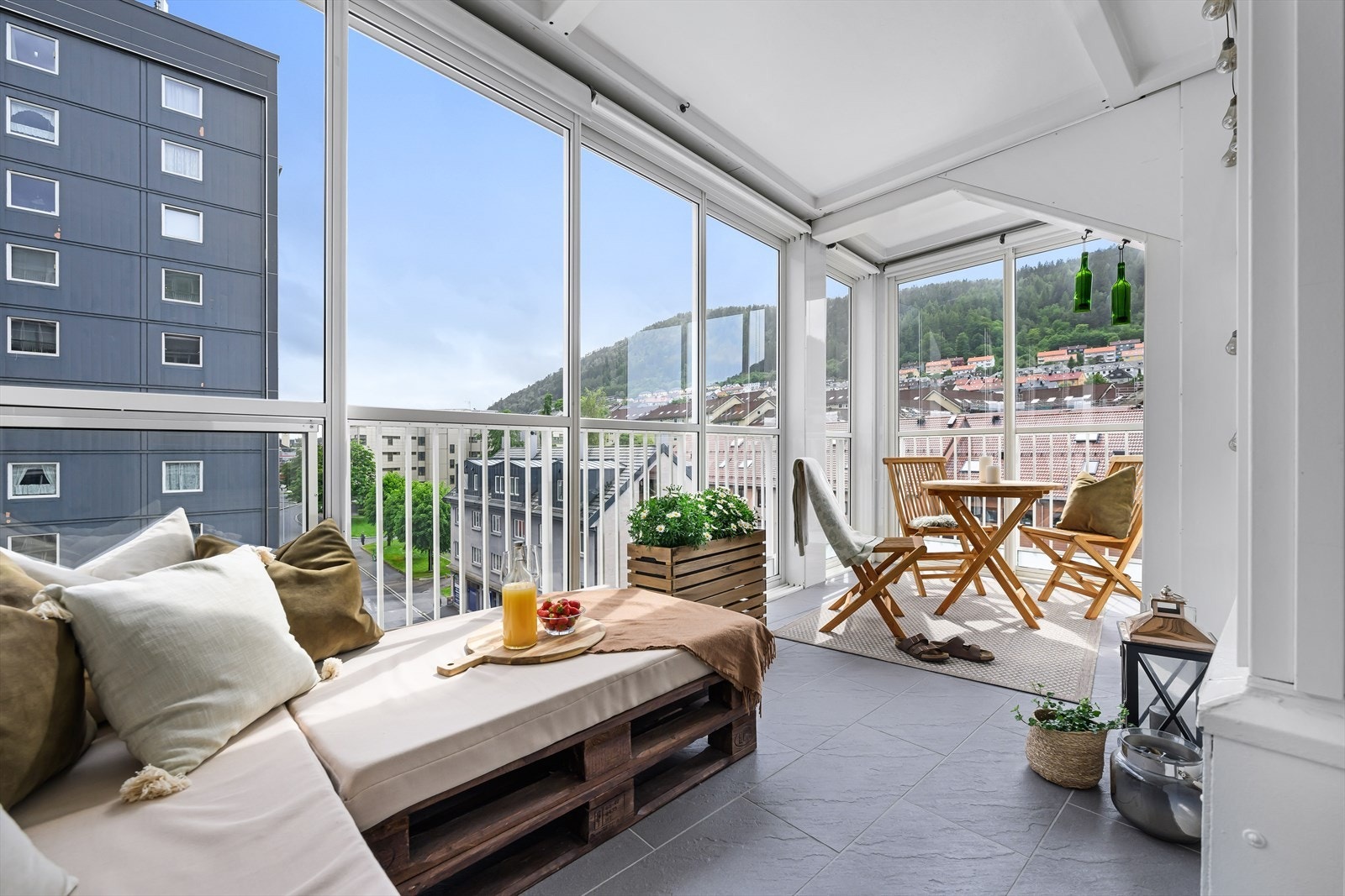 koselig innglasset balkong med gode solforhold. Her er det skyvevinduer som kan skyves helt bort, slik at du får god lufttilførsel ved de varmeste dagene. Galleribilde