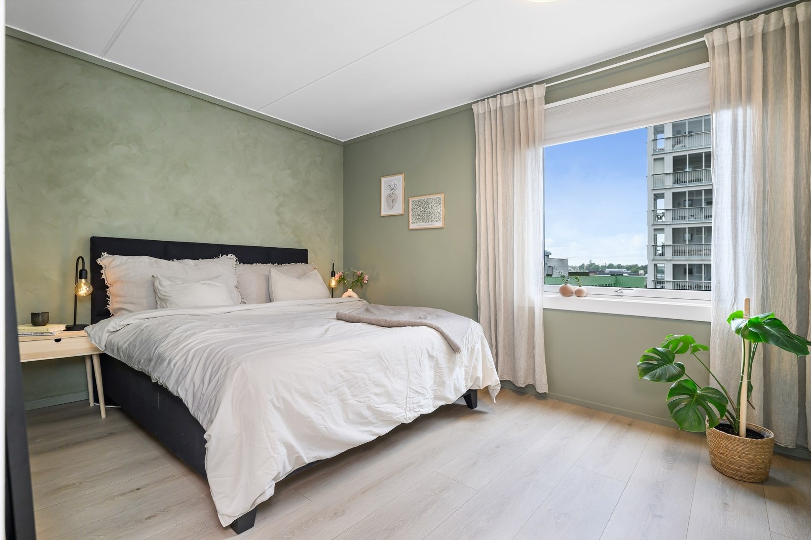 Stort vindu i front gir godt lysinnslipp til soverommet. Galleribilde