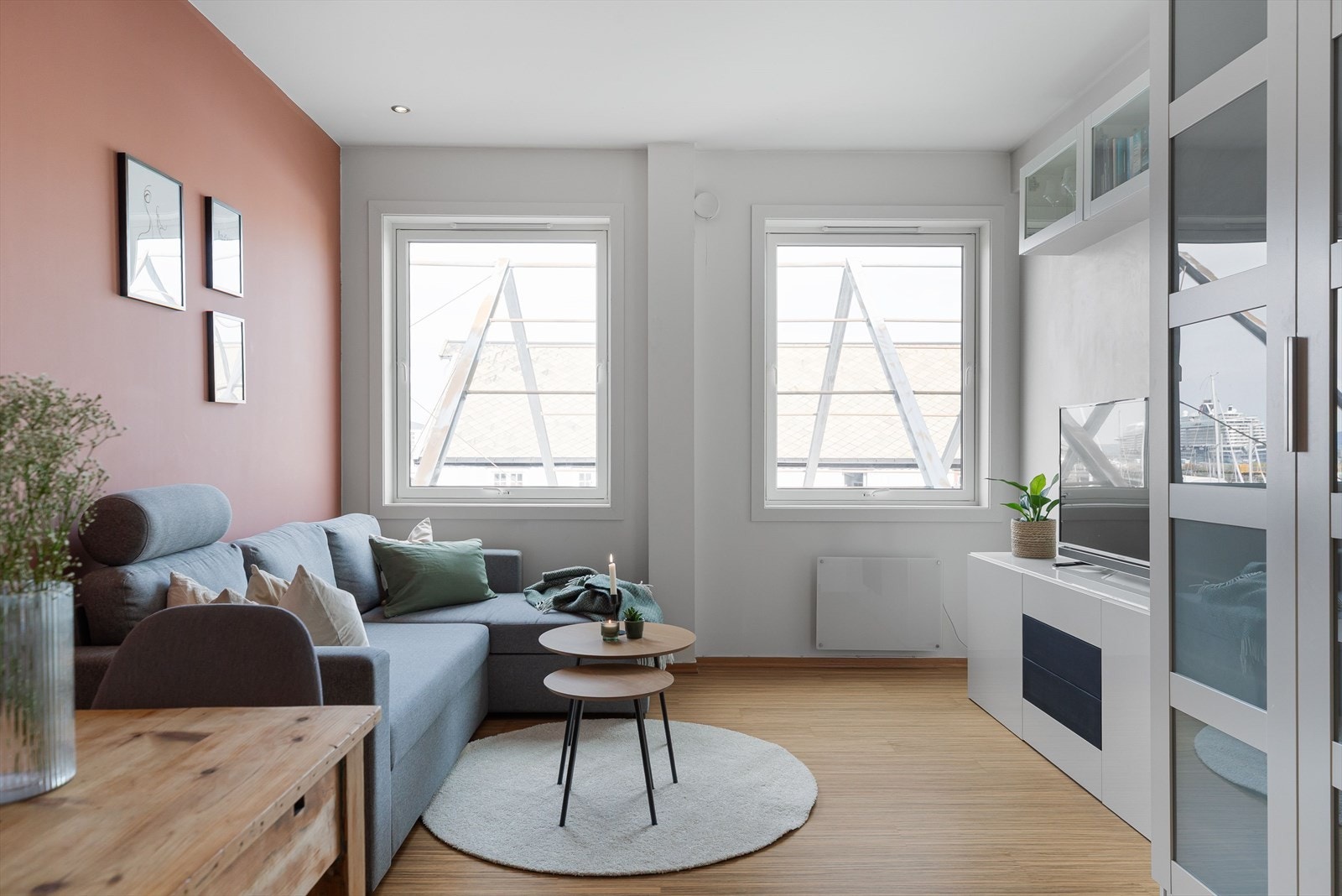 Stuen er lys og trivelig med store vindusflater som slipper inn rikelig med dagslys. Galleribilde