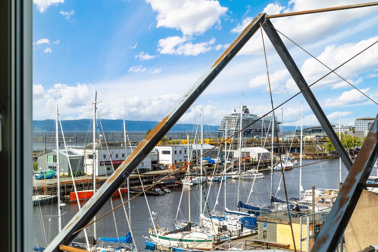 Fra stuevinduet nyter du maritime omgivelser, blå himmel og båtliv - midt i byen Galleribilde