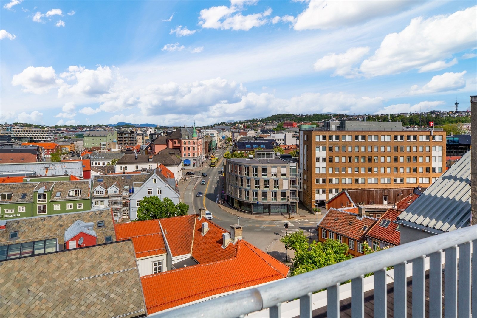 På få minutter rusler man til Trondheim Torget og Solsiden. Tyholttårnet sees i høyre del av bildet. Galleribilde