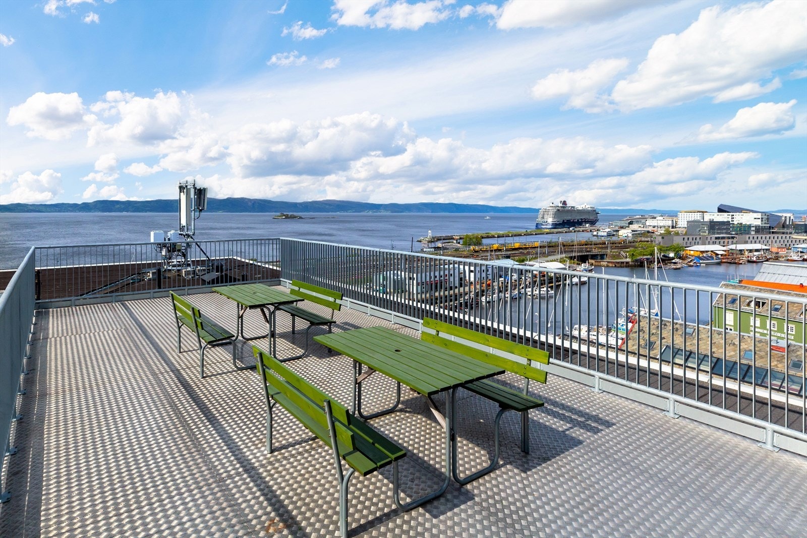 Felles takterrasse med panoramautsikt mot byen og fjorden og Munkholmen Galleribilde