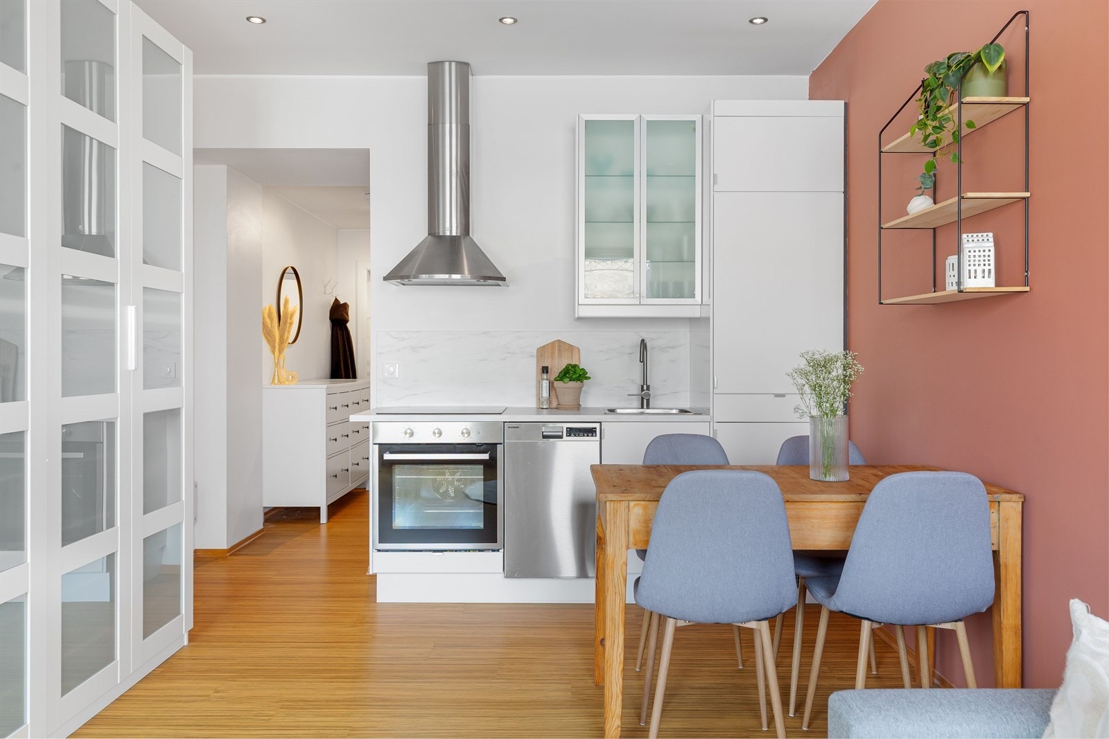 Kjøkkenet er utstyrt med kombiskap, komfyr og platetopp, og har god plassutnyttelse for små flater. Galleribilde