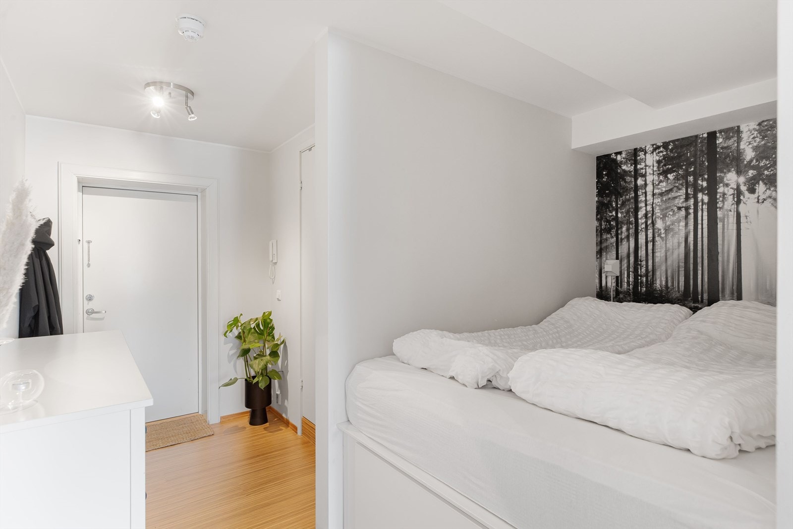 Praktisk sovealkove med plassbygd seng og oppbevaringsmuligheter Galleribilde