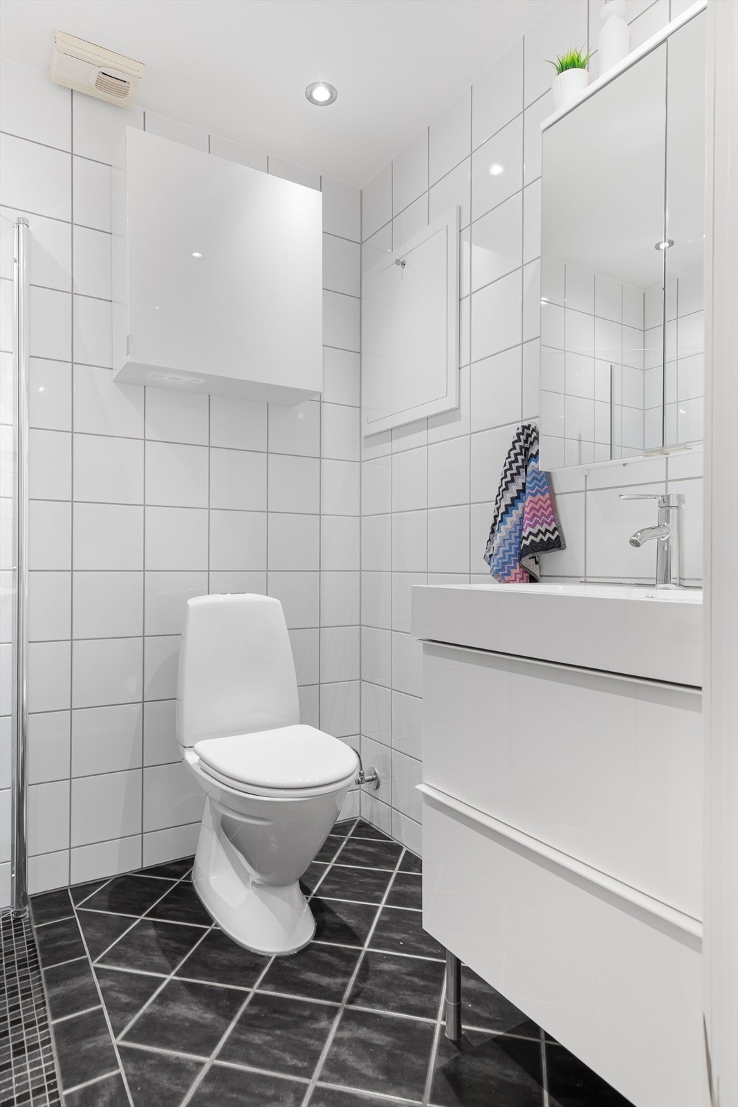 Flislagt bad med gulvvarme og downlights belysning. Galleribilde