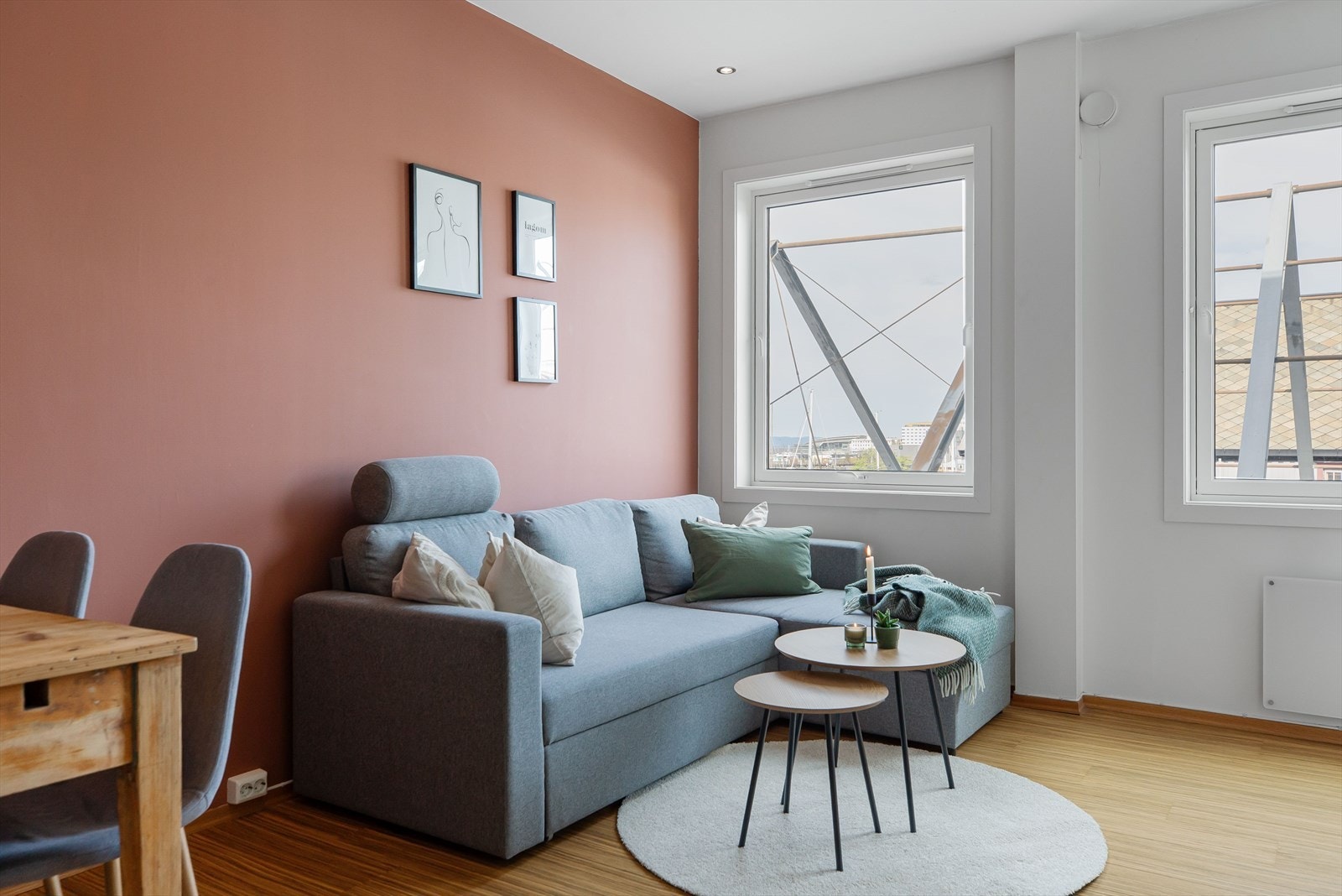 Stuen er godt utnyttet, med plass til både sofagruppe og spisebord. Galleribilde