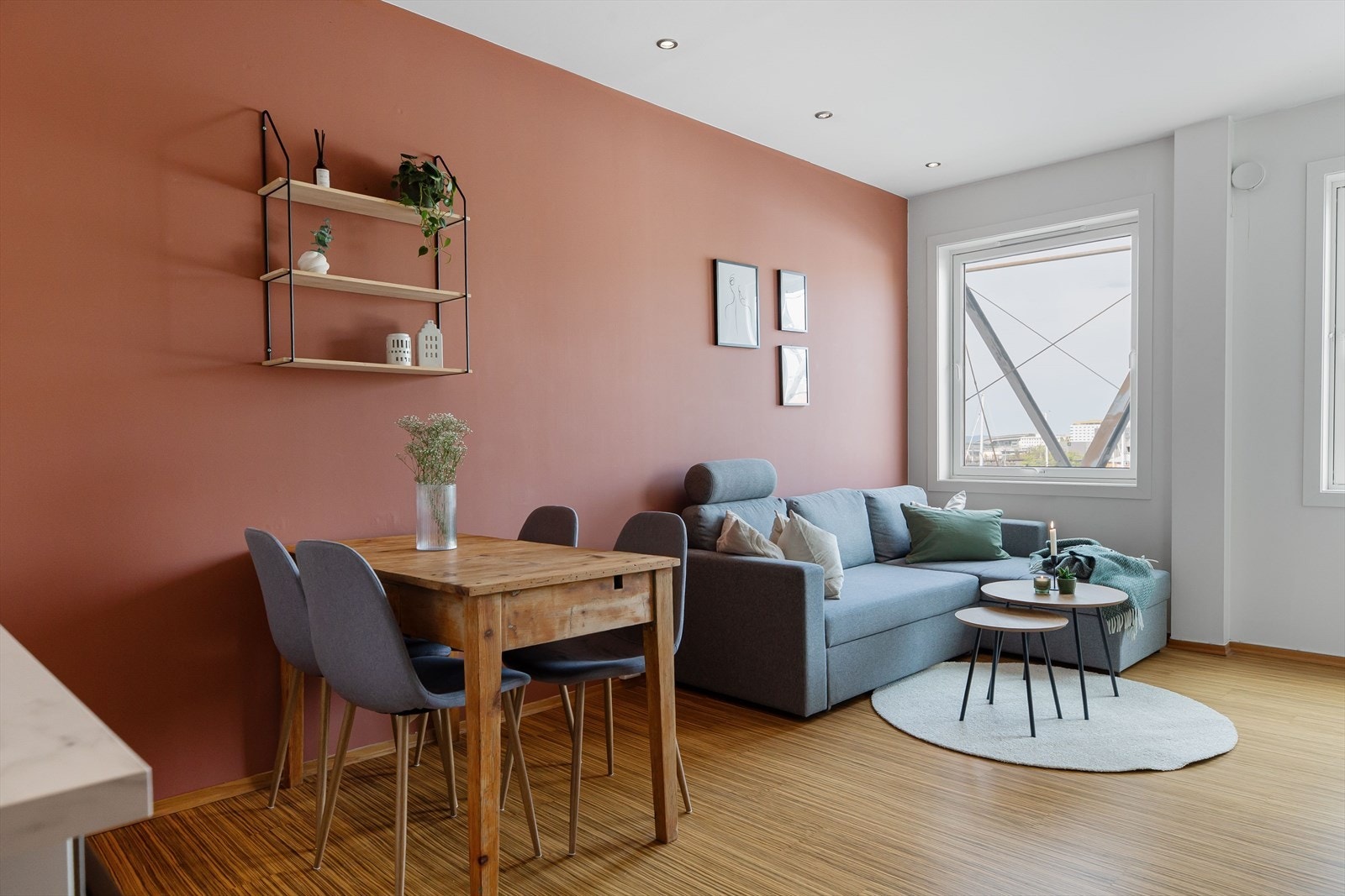 Stuen er en naturlig samlingsplass, og gir god flyt mellom kjøkken, oppholdsrom og sovealkove. Galleribilde