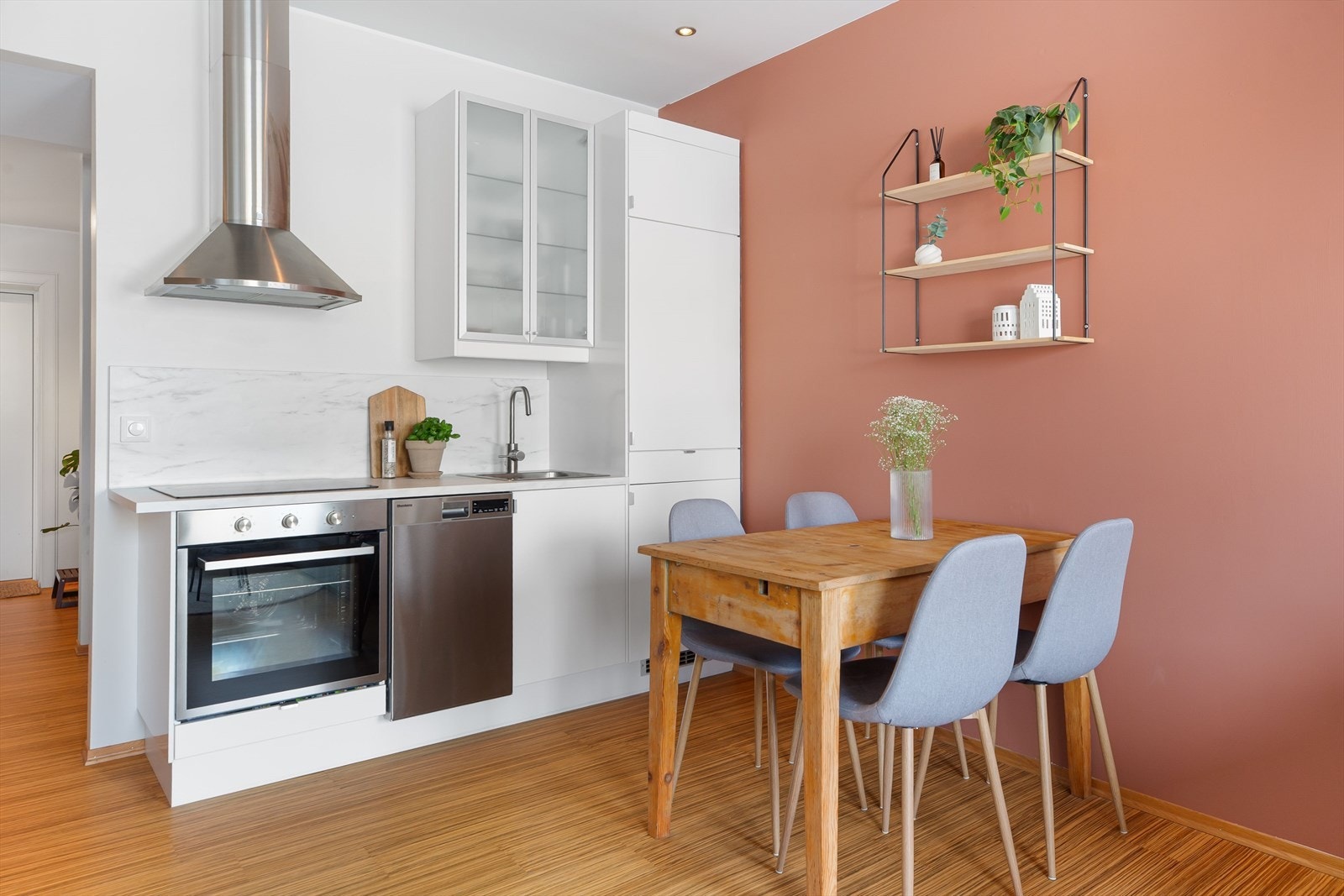 Kjøkkenet er delvis oppgradert og fremstår som velholdt, med tilstandsgrad 1 i tilstandsrapporten. Galleribilde