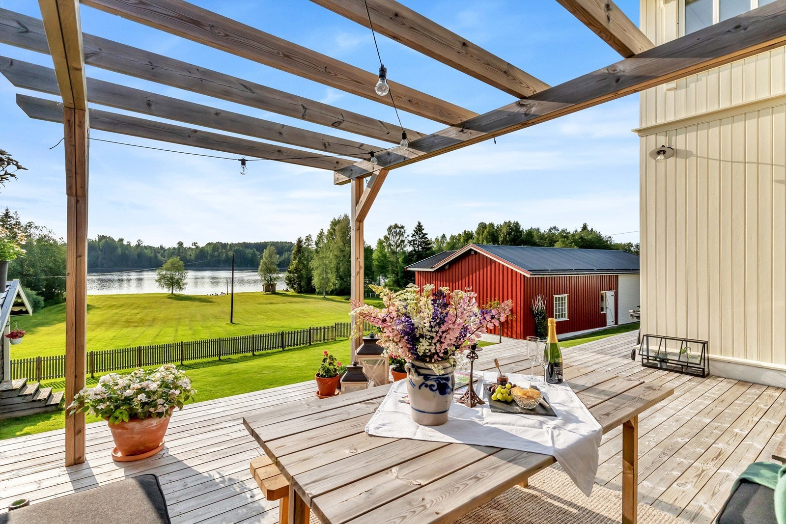 Fra terrassen har du et nydelig utsyn utoer resten av eiendommen og utover Glomma. Galleribilde