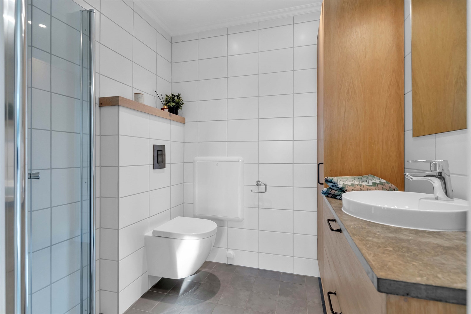 Flislagt bad i 1. etasje med varmekabler i gulvet. Galleribilde