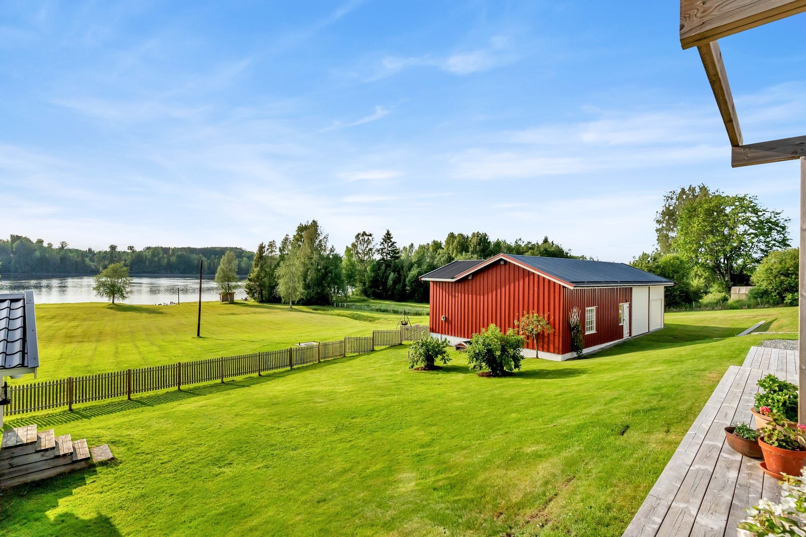 Låven gir utallige muligheter, enten du driver med dyr eller ønsker deg ekstra boltreplass. Galleribilde