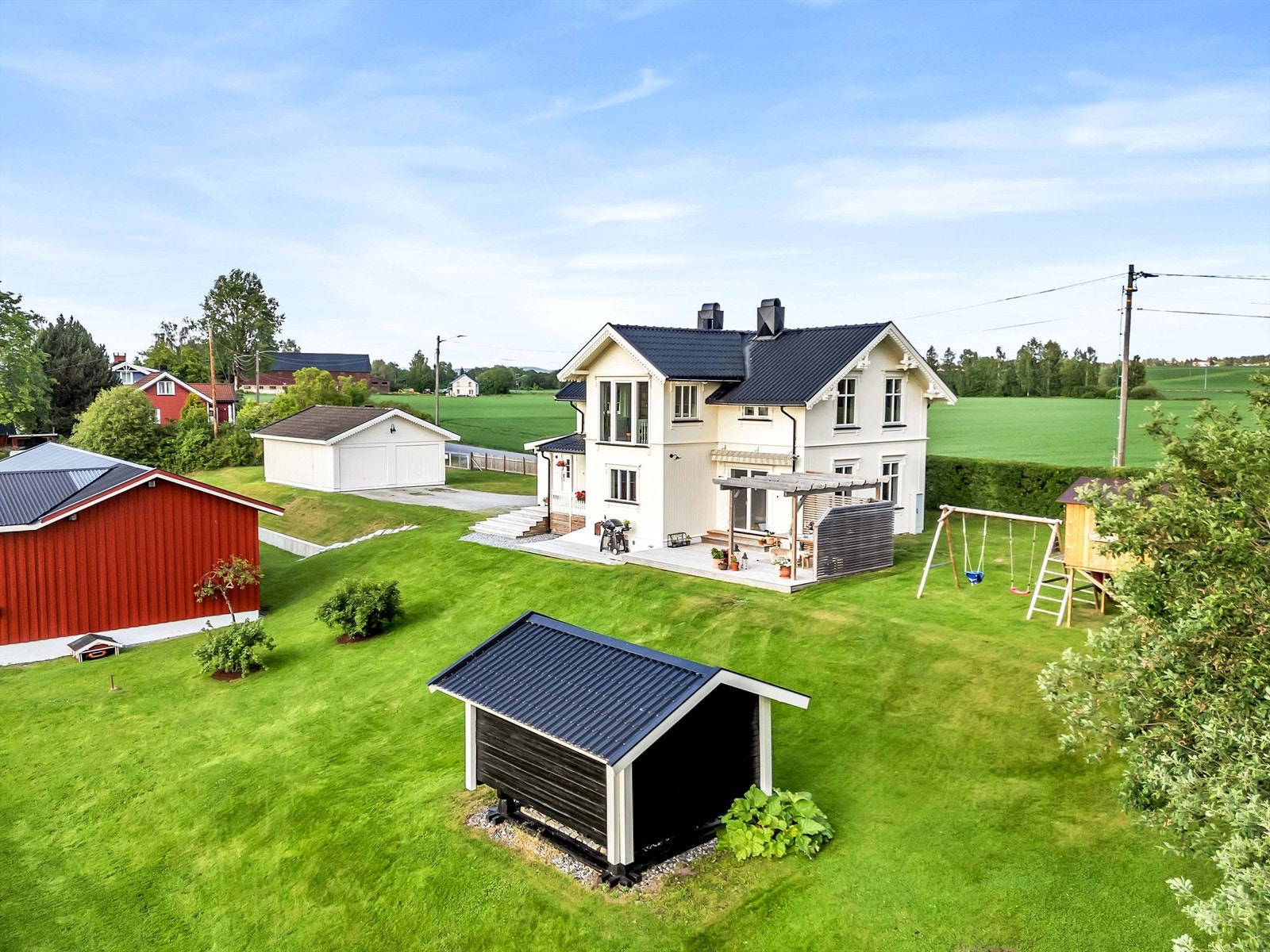 Uteområdet er pent opparbeidet med store plenarealer. Galleribilde