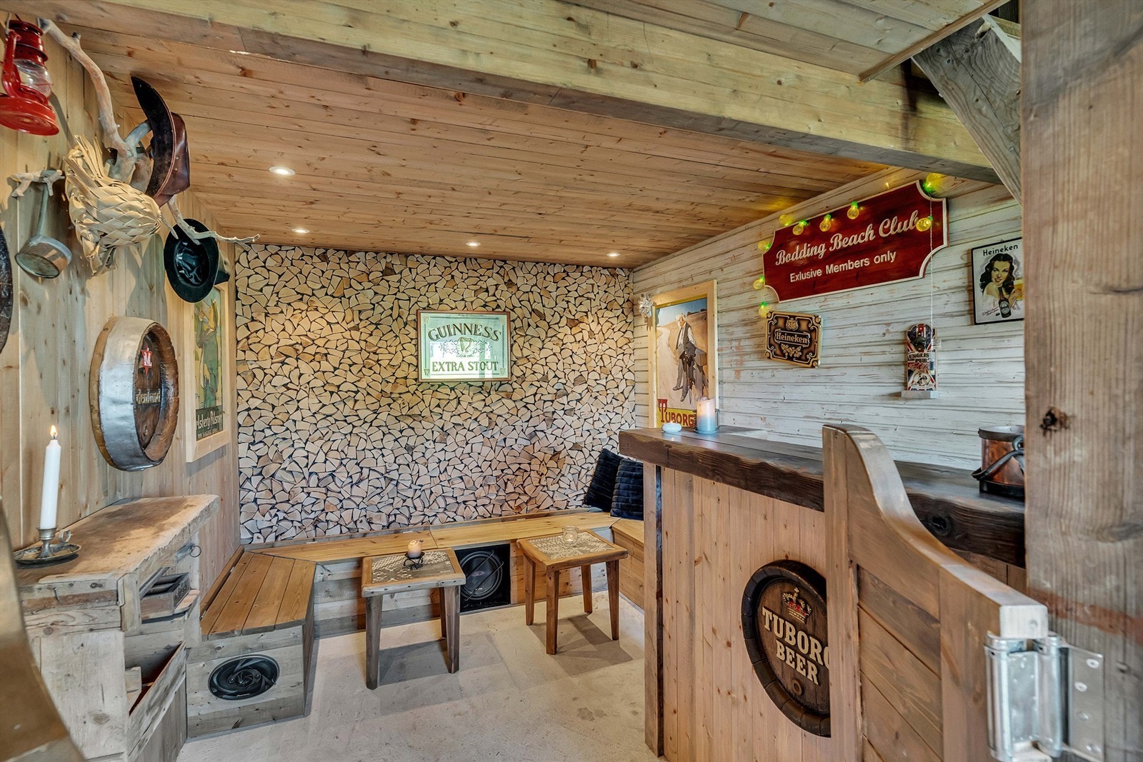 Inne i låven er det laget bar for sosiale sammenkomster. Galleribilde