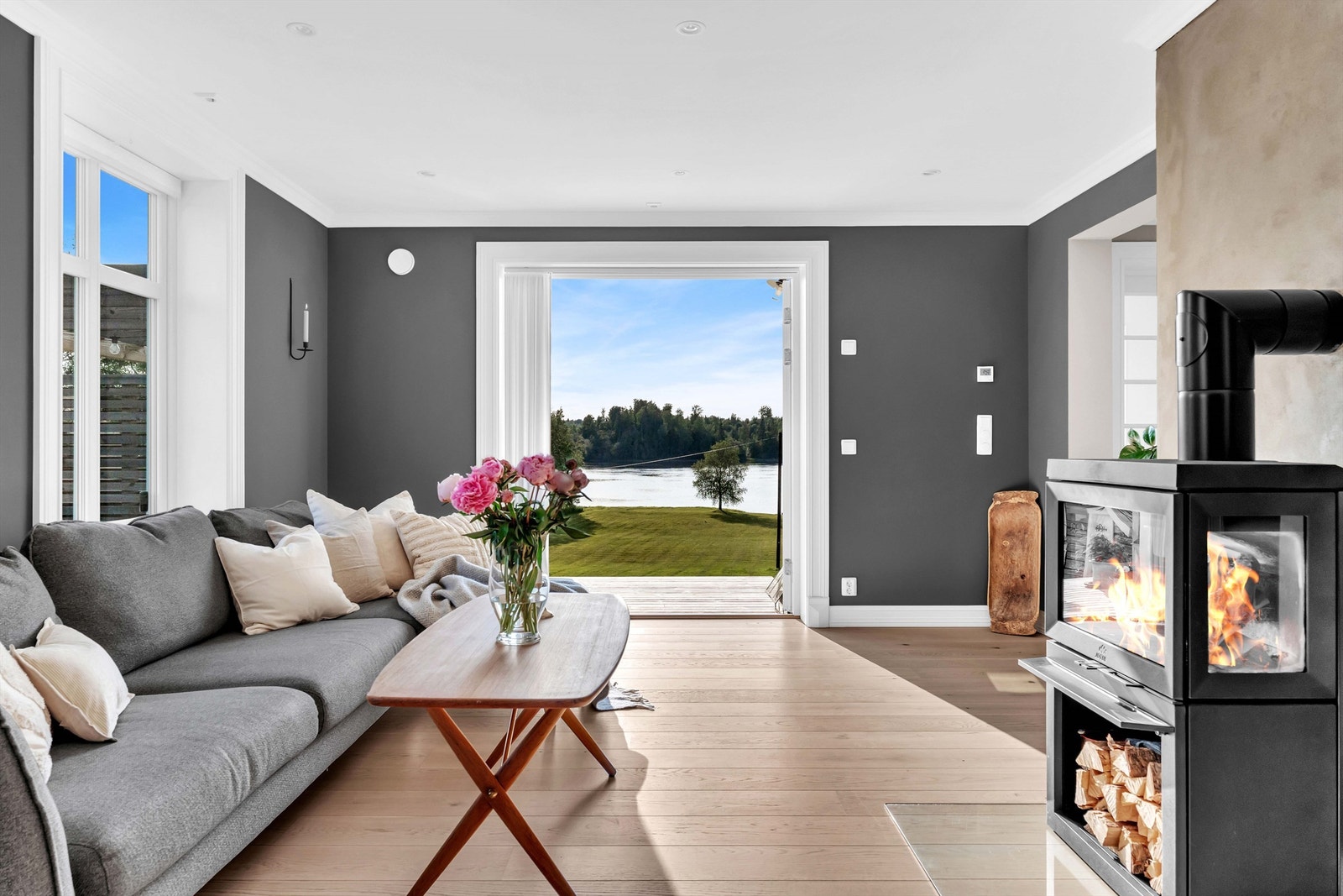 Fra stuen har du utgang direkte til terrassen og videre ut i den flotte hagen. Galleribilde