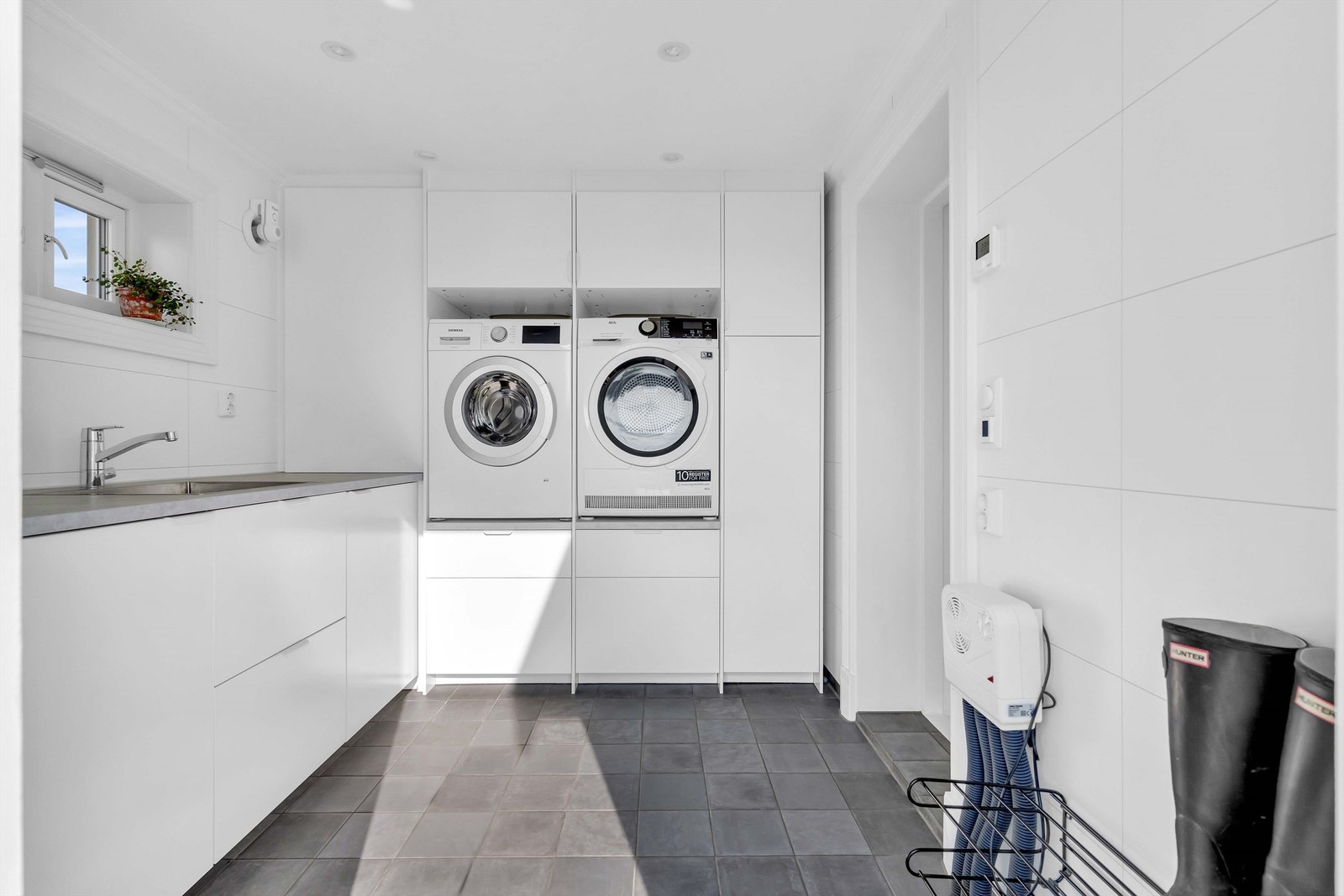 Romslig vaskerom med egen inngang fra utsiden. Galleribilde