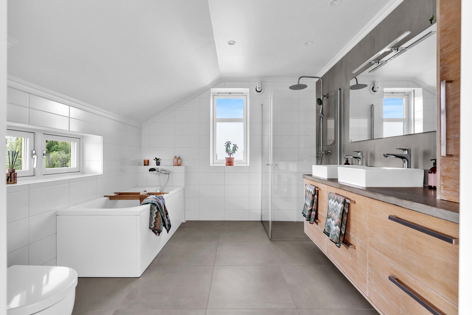 Romslig bad med både dusjhjørne og badekar, samt dobbelservant. Varmekabler i gulvet. Galleribilde