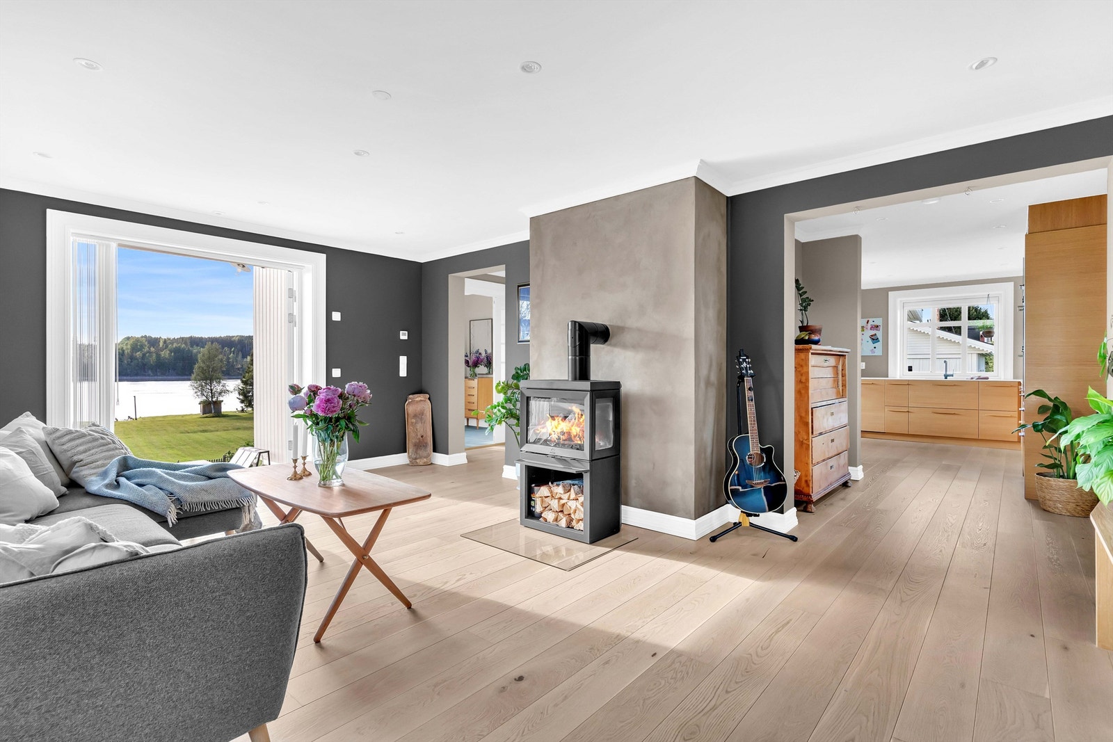 Innvendig holder boligen en høy standard med pene og tidsriktige detaljer. Galleribilde