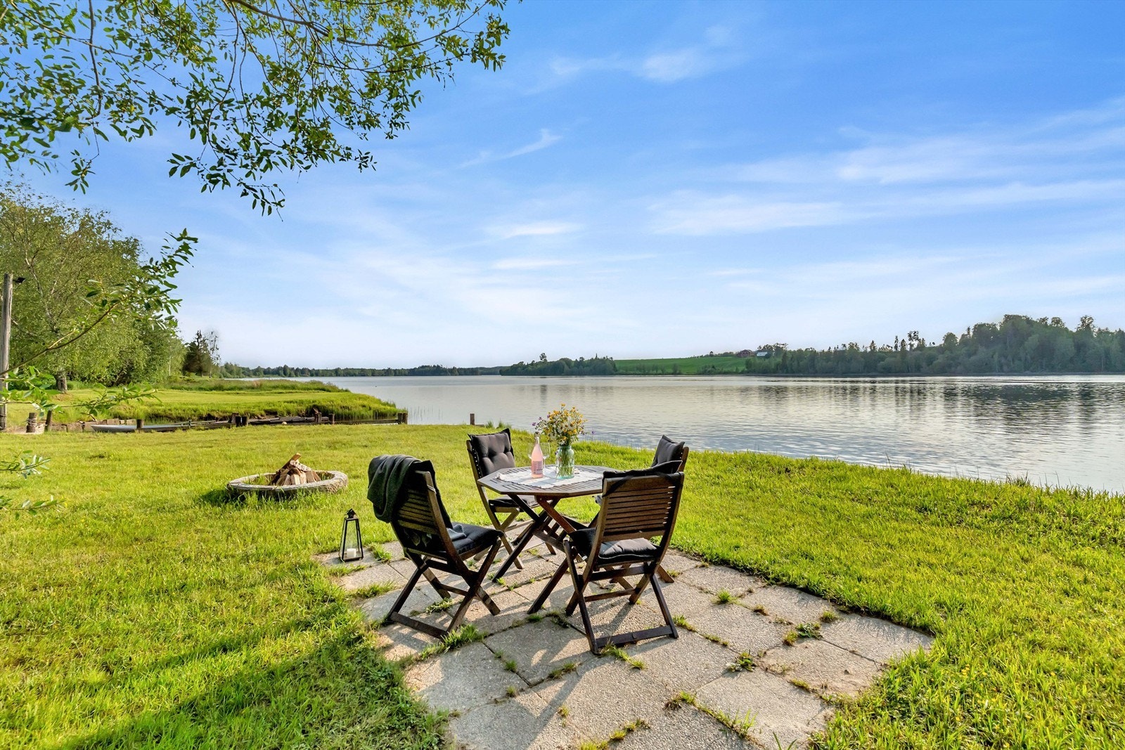 Her får du flotte uteplasser med både terrasse og balkong, en egen brygge og båtplass rett utenfor døren. Galleribilde