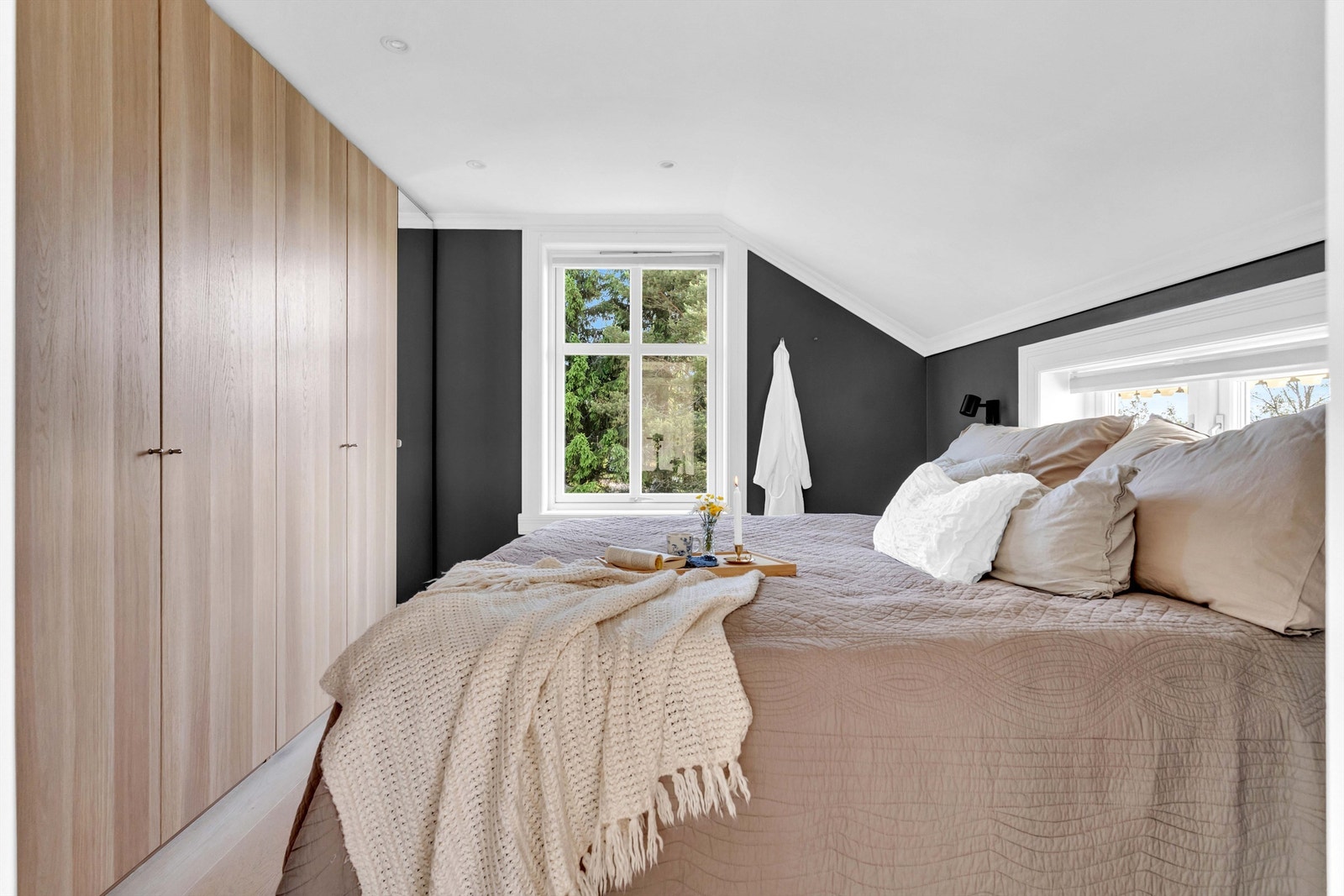 På hovedsoverommet er det rikelig med skapplass. Galleribilde