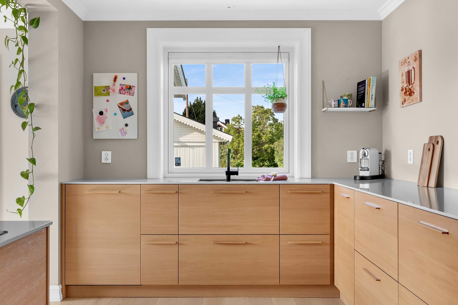 Det innbydende kjøkkenet er både pent og gir nok av skap - og benkeplass. Galleribilde