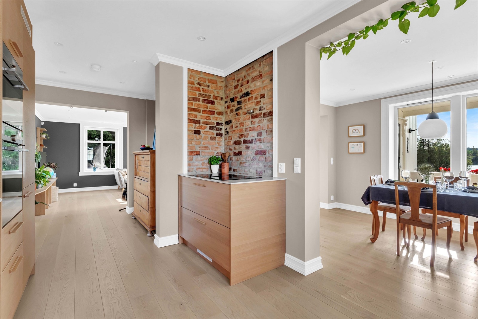 I boligen finner du lekre detaljer og gjennomtenkte løsninger. Fra kjøkkenet har du en delvis åpen løsning mot stuen. Galleribilde