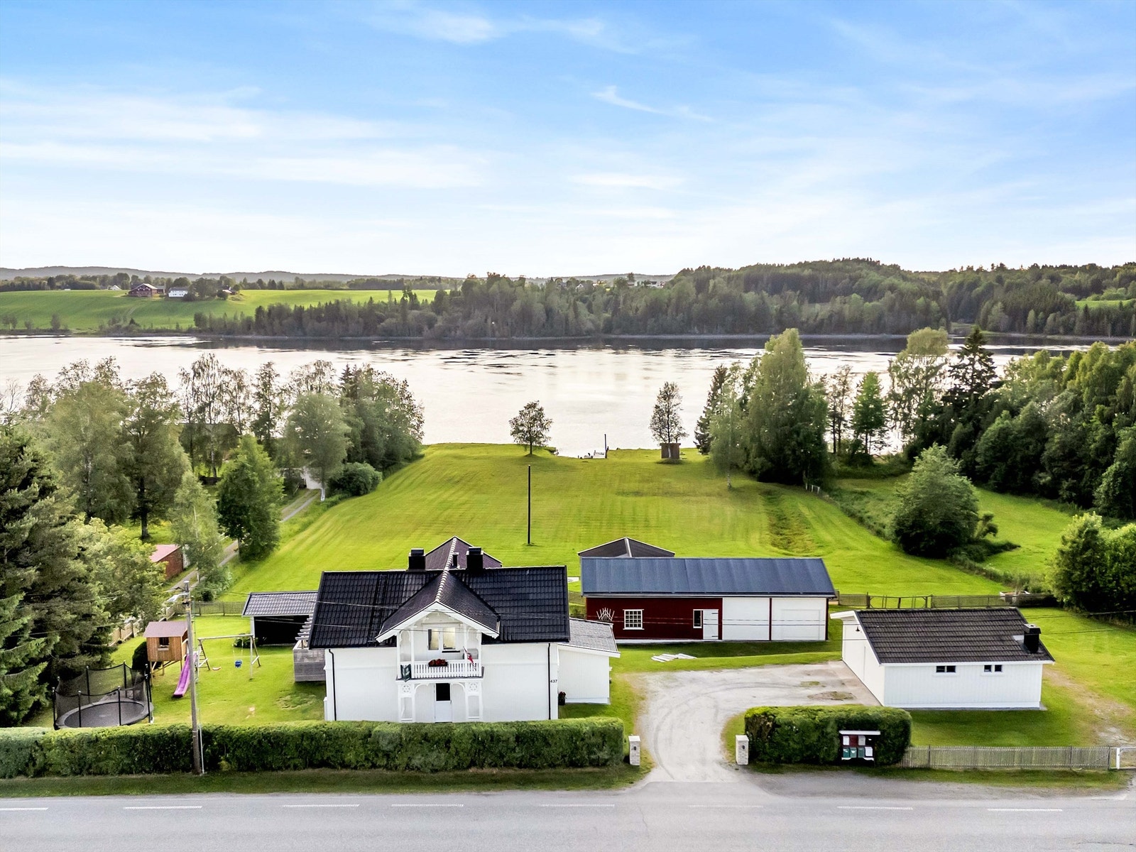 På eiendommen finner du også en dobbeltgarasje med ladepunkt til elbil og låven med utallige muligheter. Galleribilde