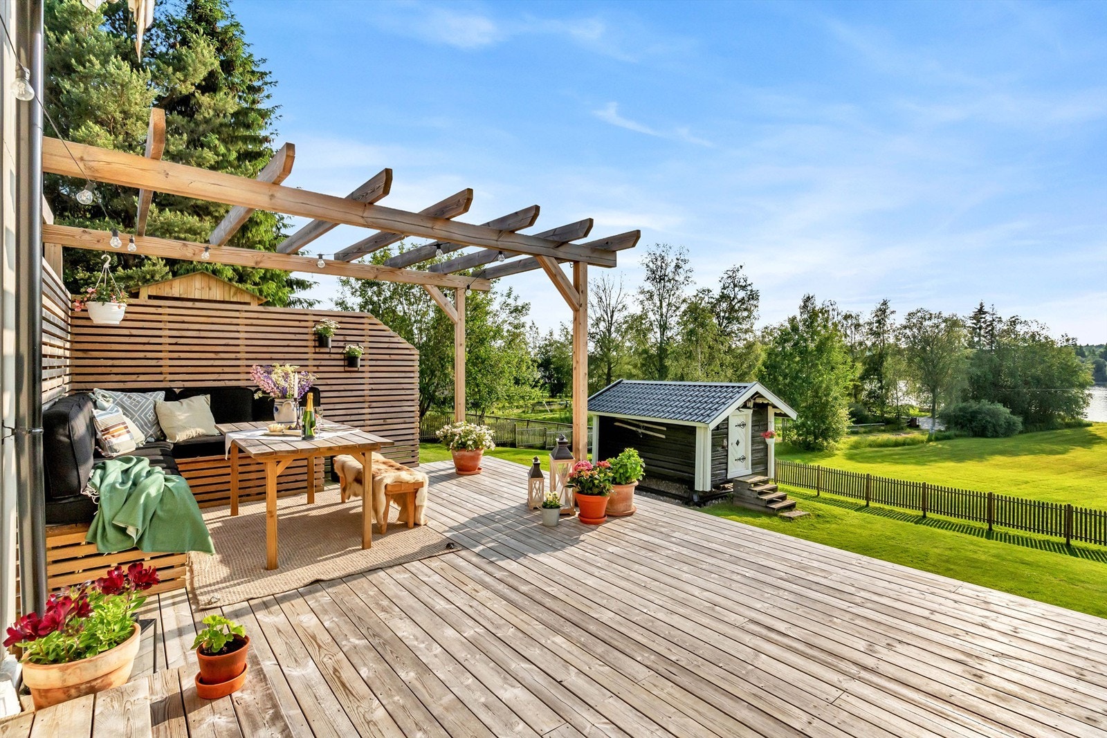 Den store terrassen inviterer til sosiale sammenkomster. Galleribilde