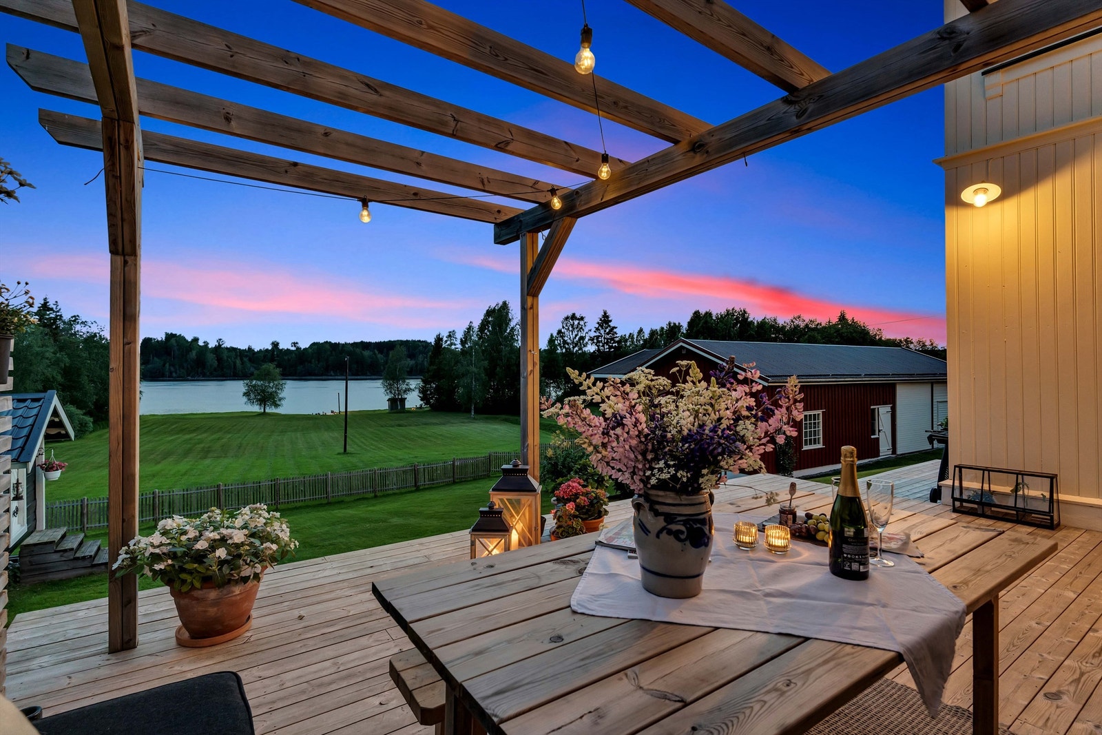 På terrassen kan du nyte lengre kvelder med familie og venner. Galleribilde