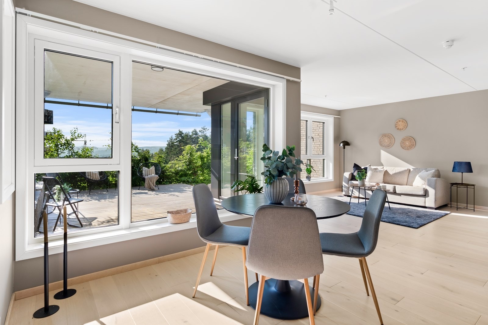 Parkett på gulv og nymalte vegger. Galleribilde